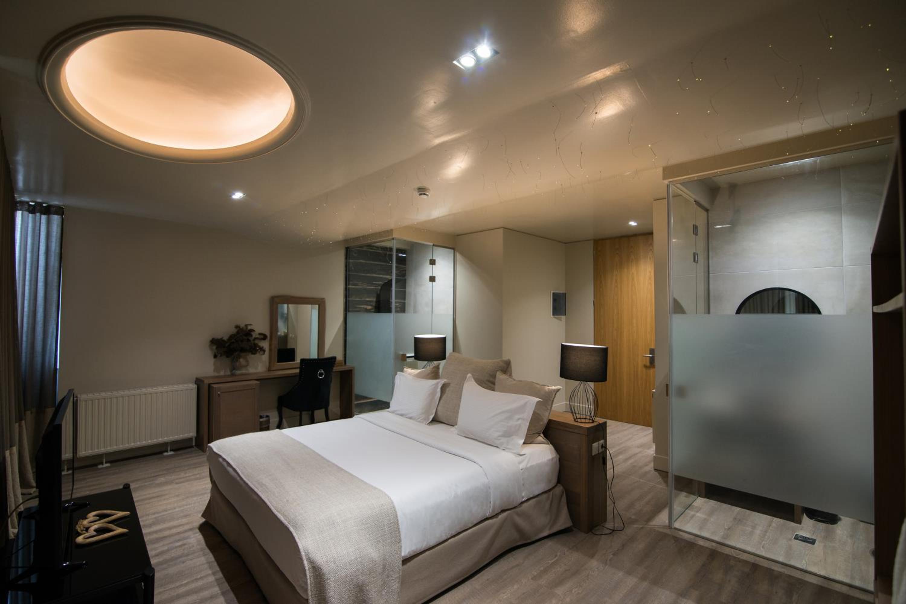 Signature Suite - Photo 8