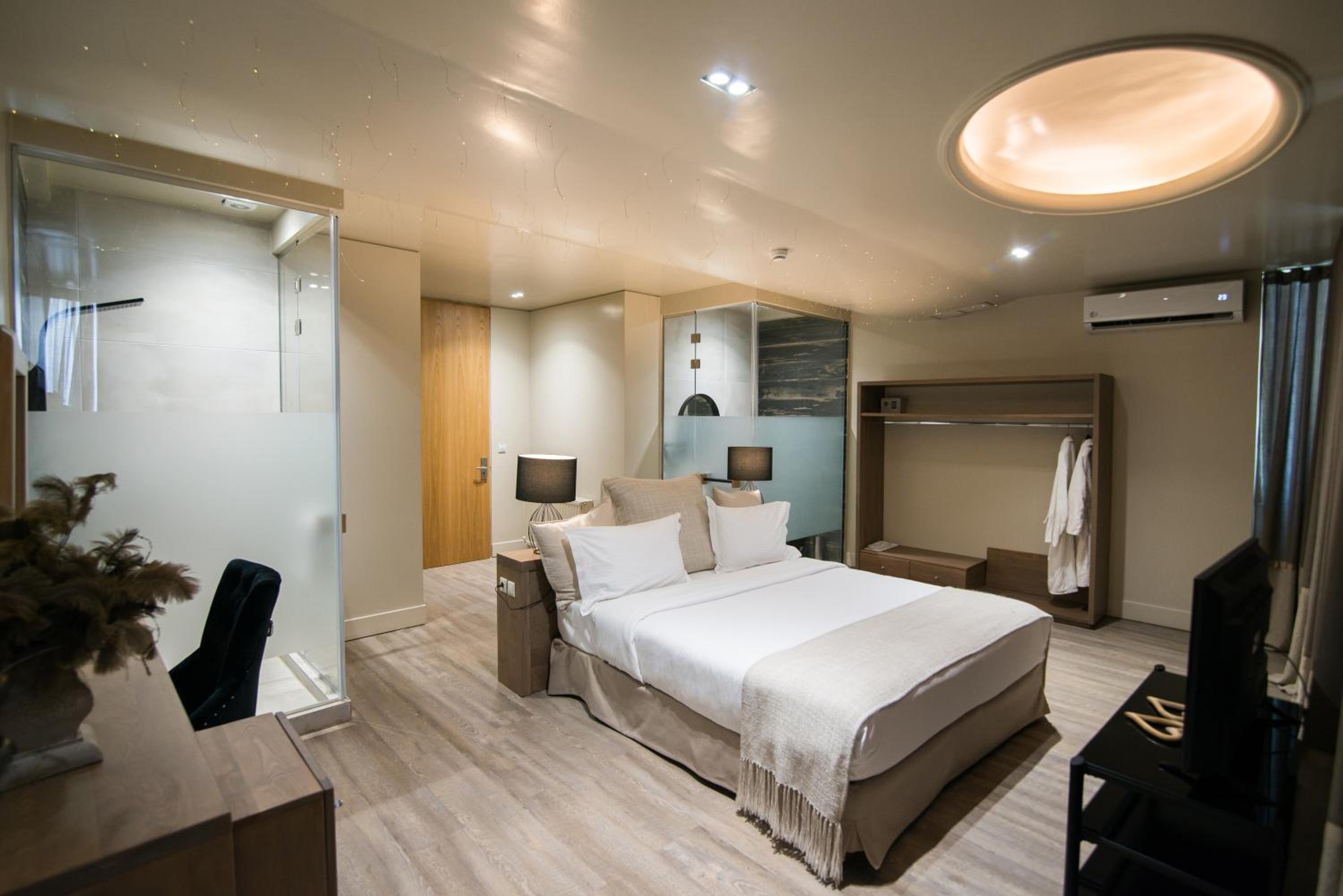 Signature Suite - Photo 9