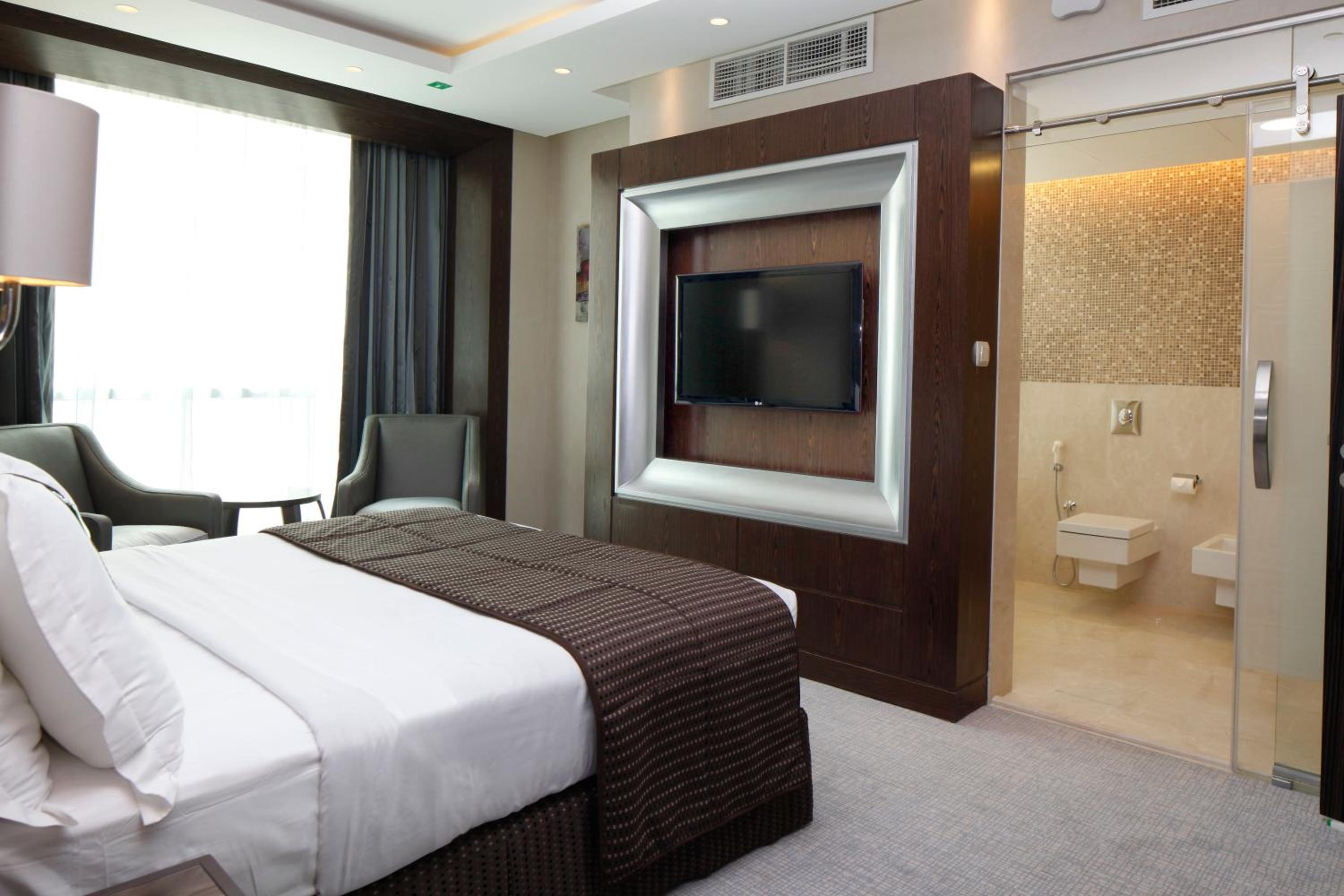 Penthouse King Suite with Kitchen and Dining Area photo 3