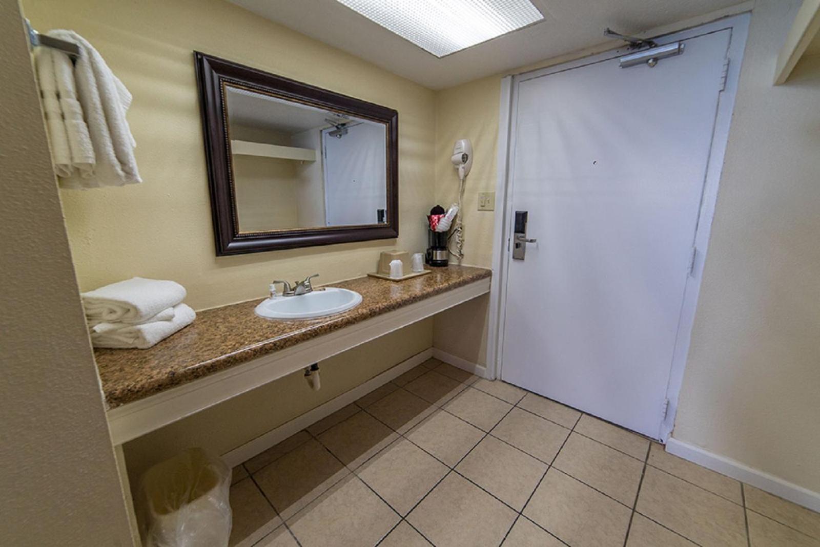 Standard King Room - Photo 2