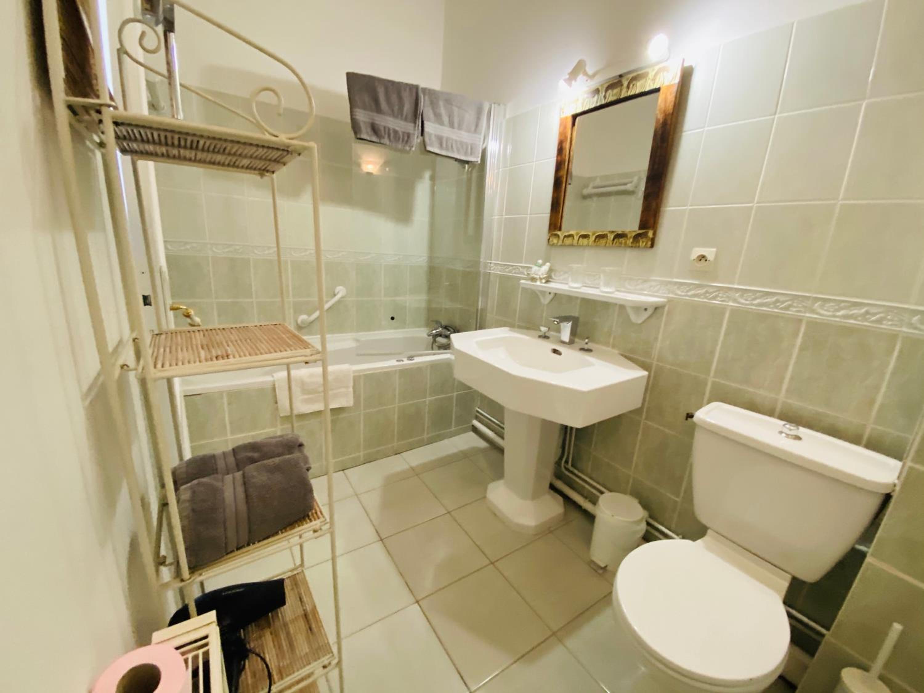 Suite - Photo 3