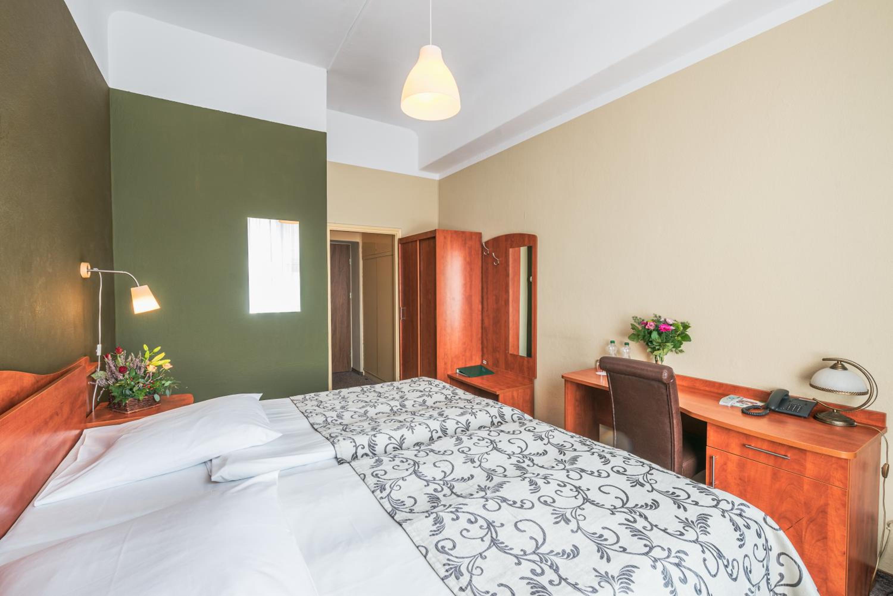 Standard Twin Room - Photo 5