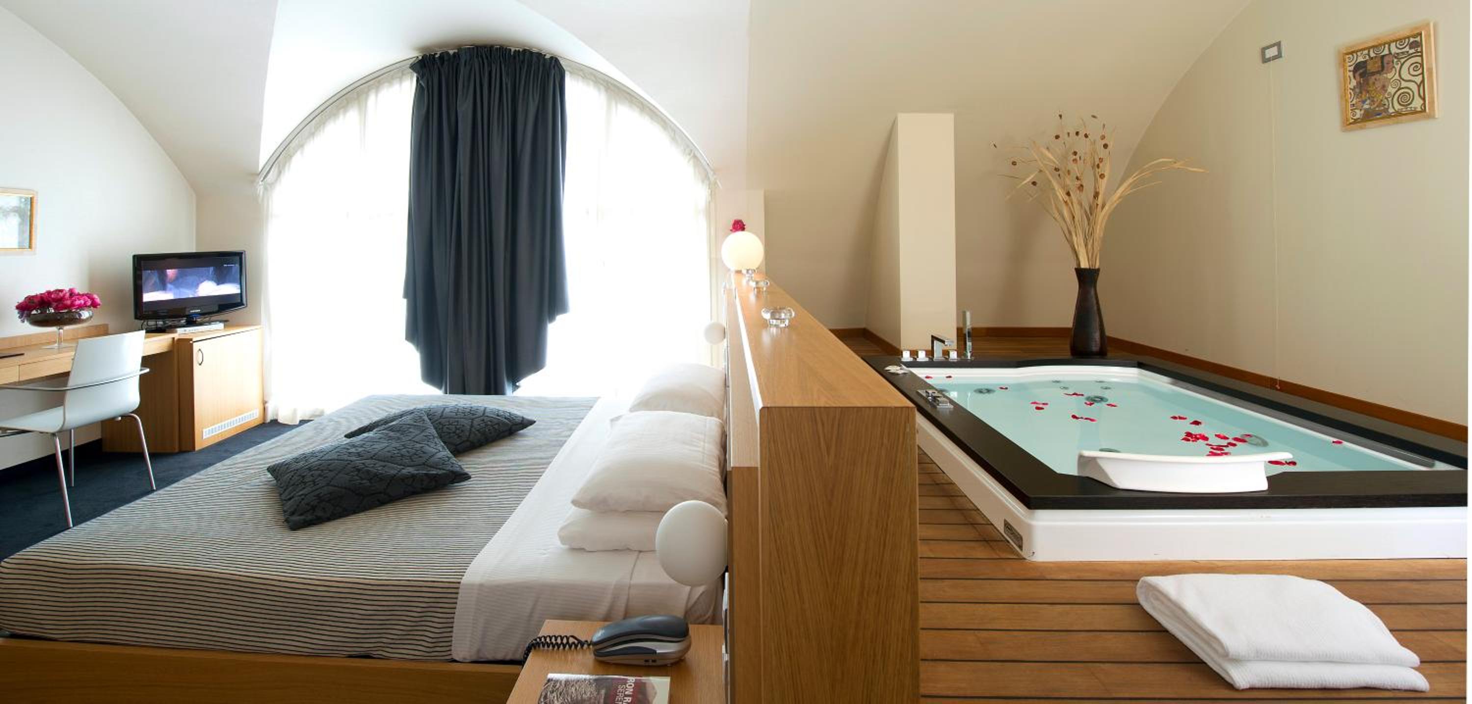 Deluxe Suite with Spa Bath