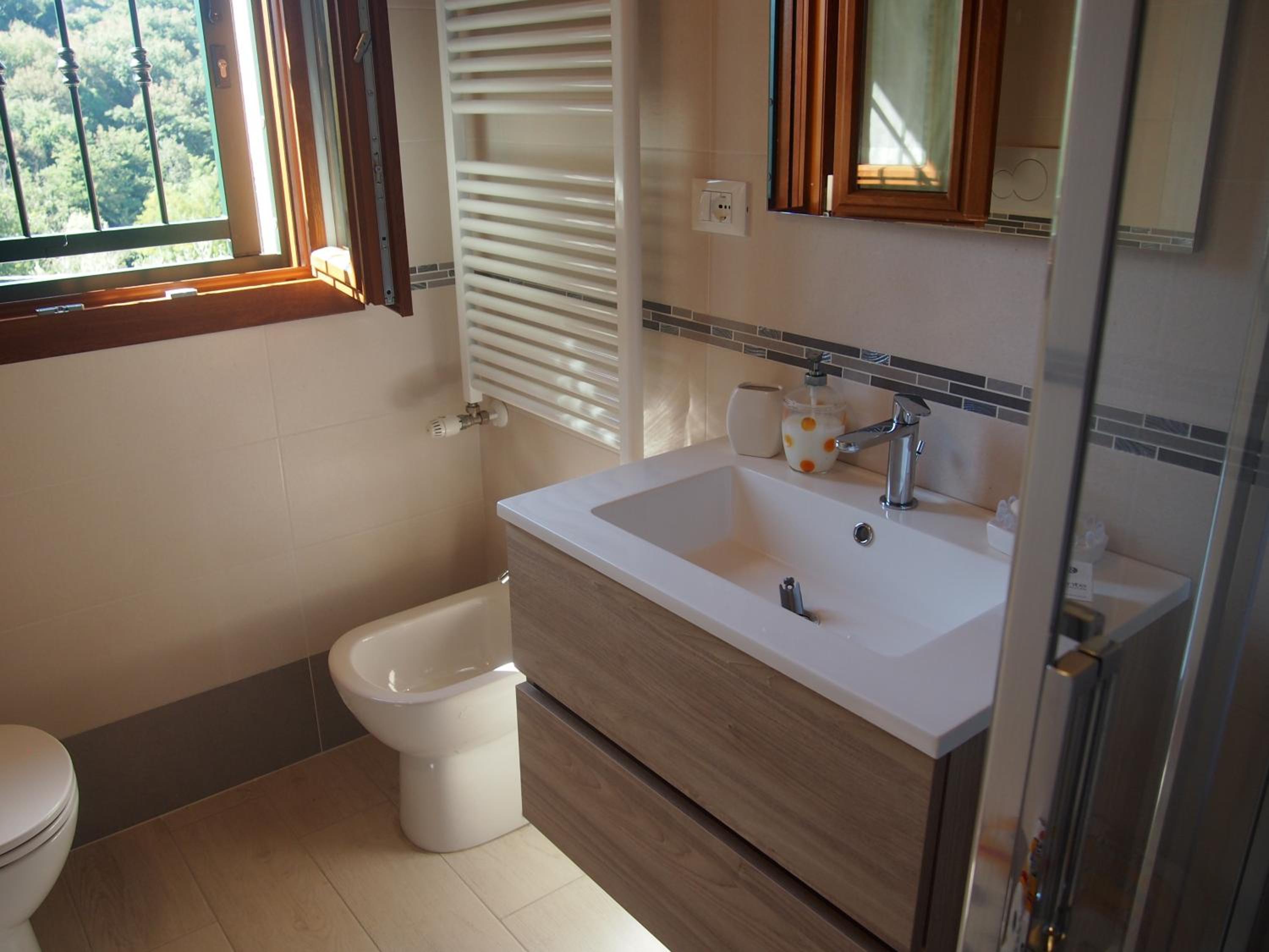 Twin Room with Bathroom - Photo 5