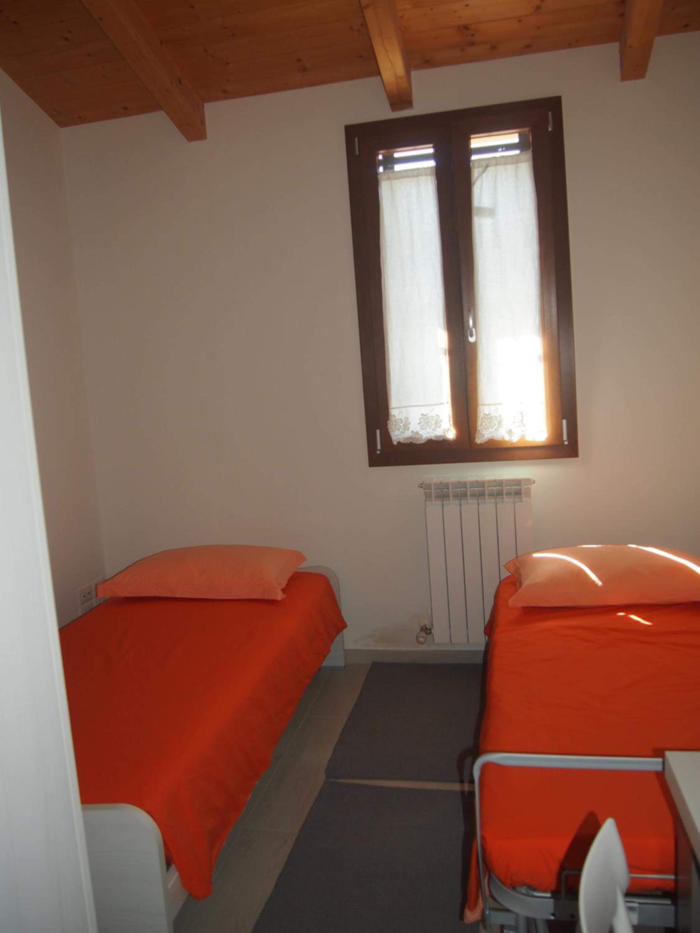 Twin Room with Bathroom - Photo 3