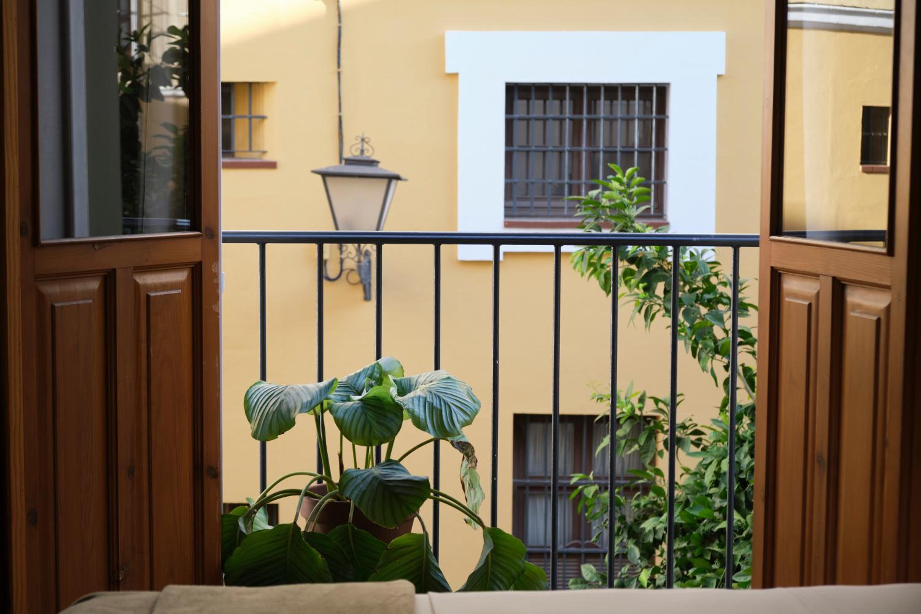 Deluxe Double Room with Balcony - Photo 4