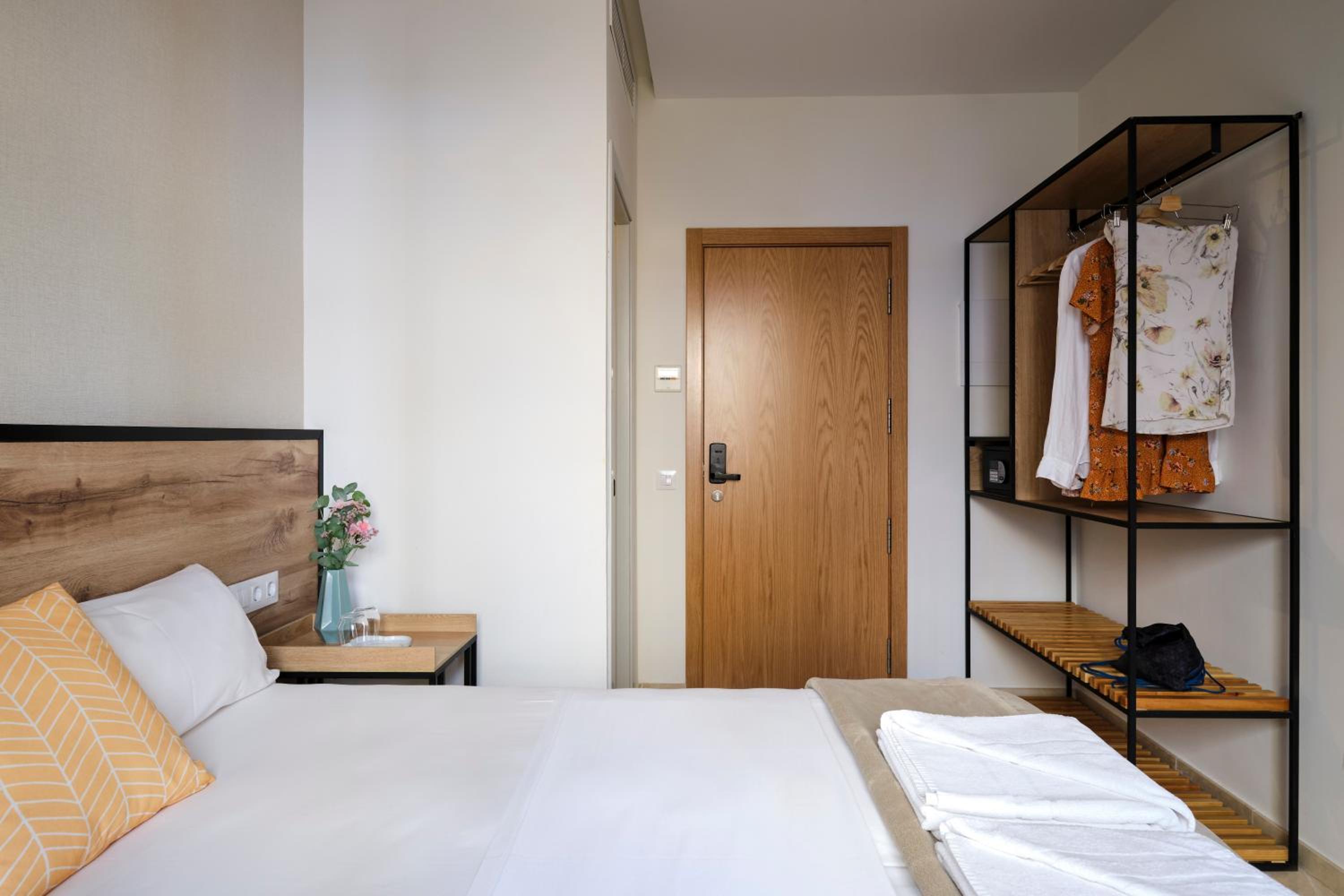 Deluxe Double Room with Balcony - Photo 6