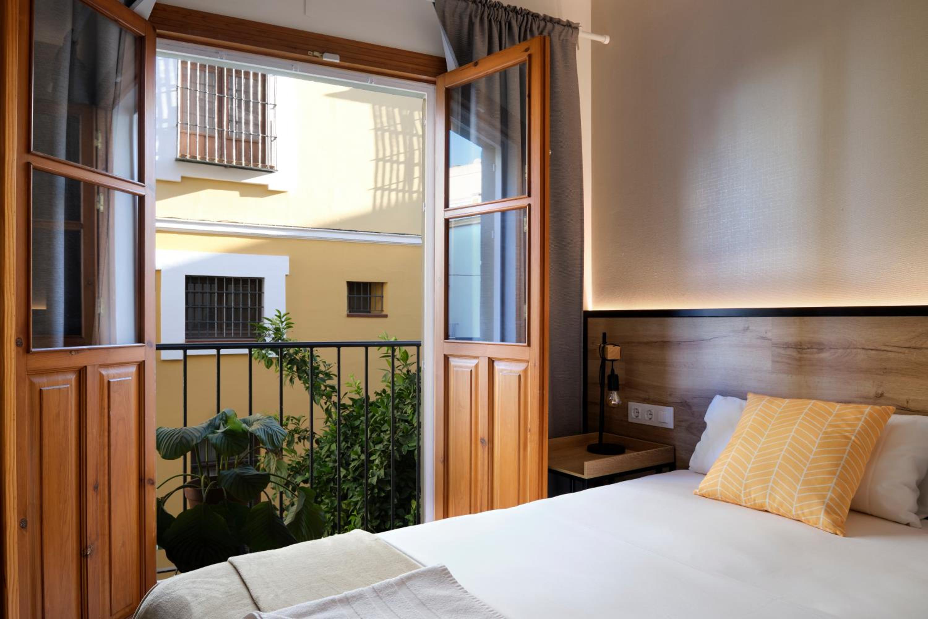 Deluxe Double Room with Balcony - Photo 3
