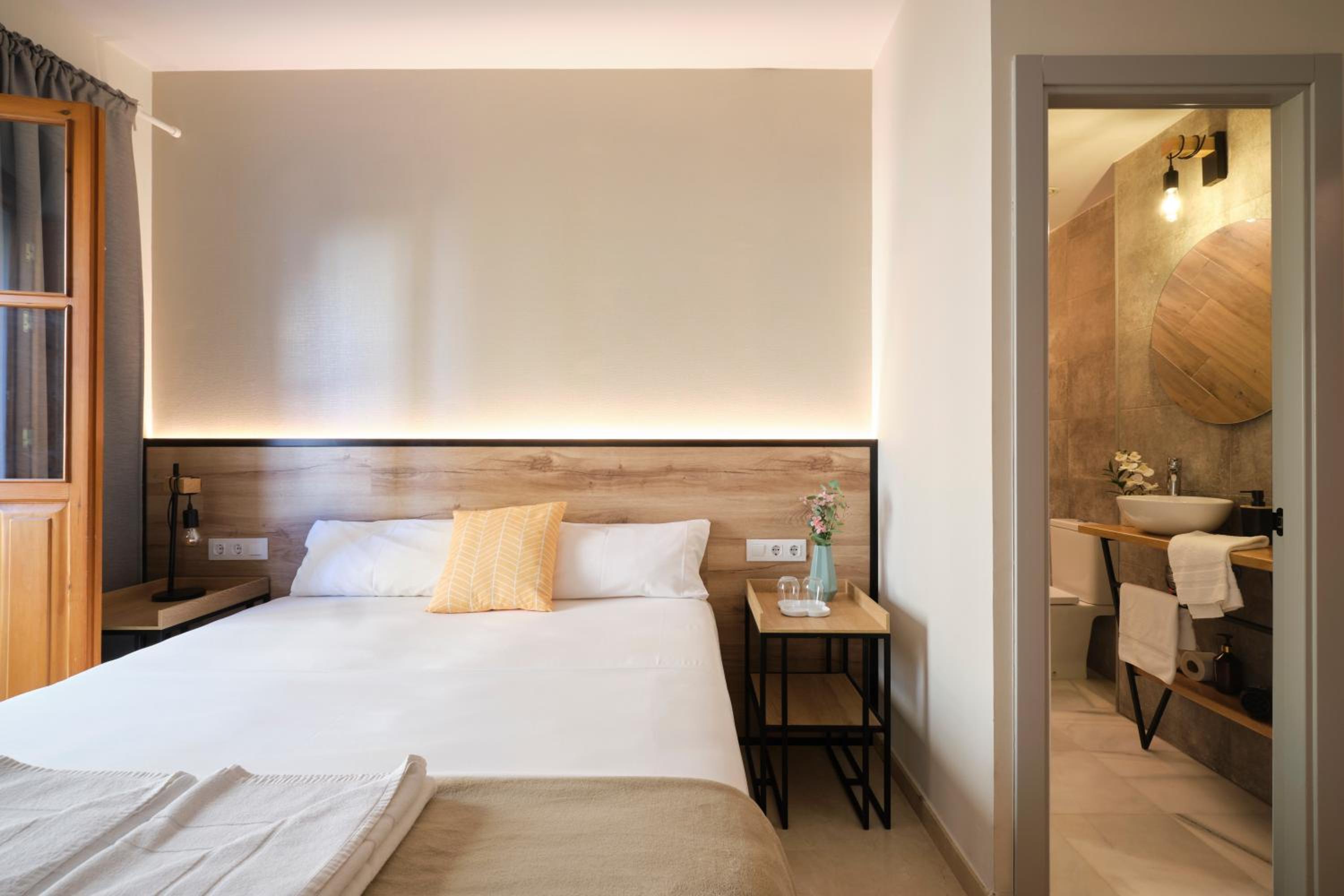 Deluxe Double Room with Balcony - Photo 5
