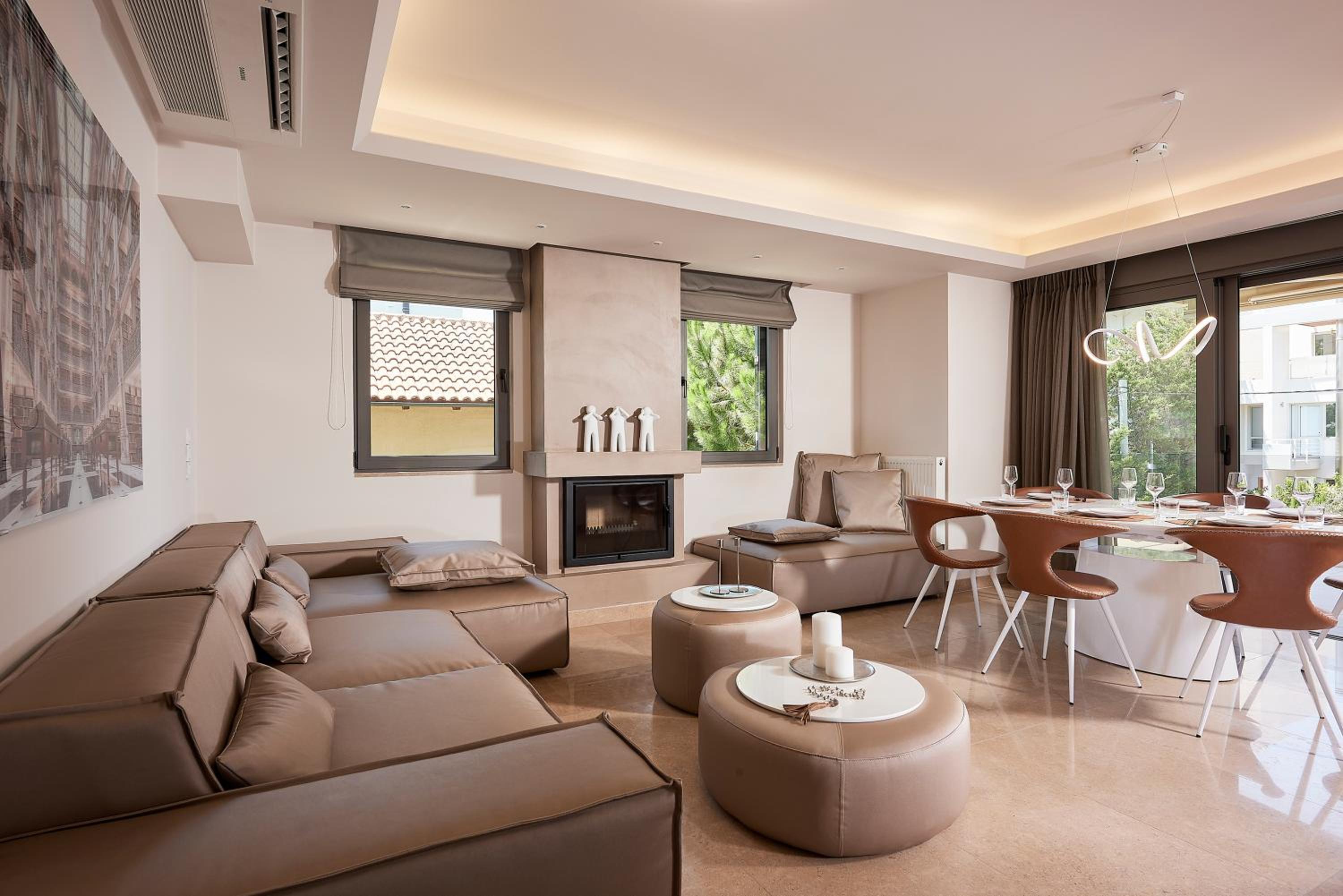 First Floor Deluxe Suite with Balcony (Peppermint)