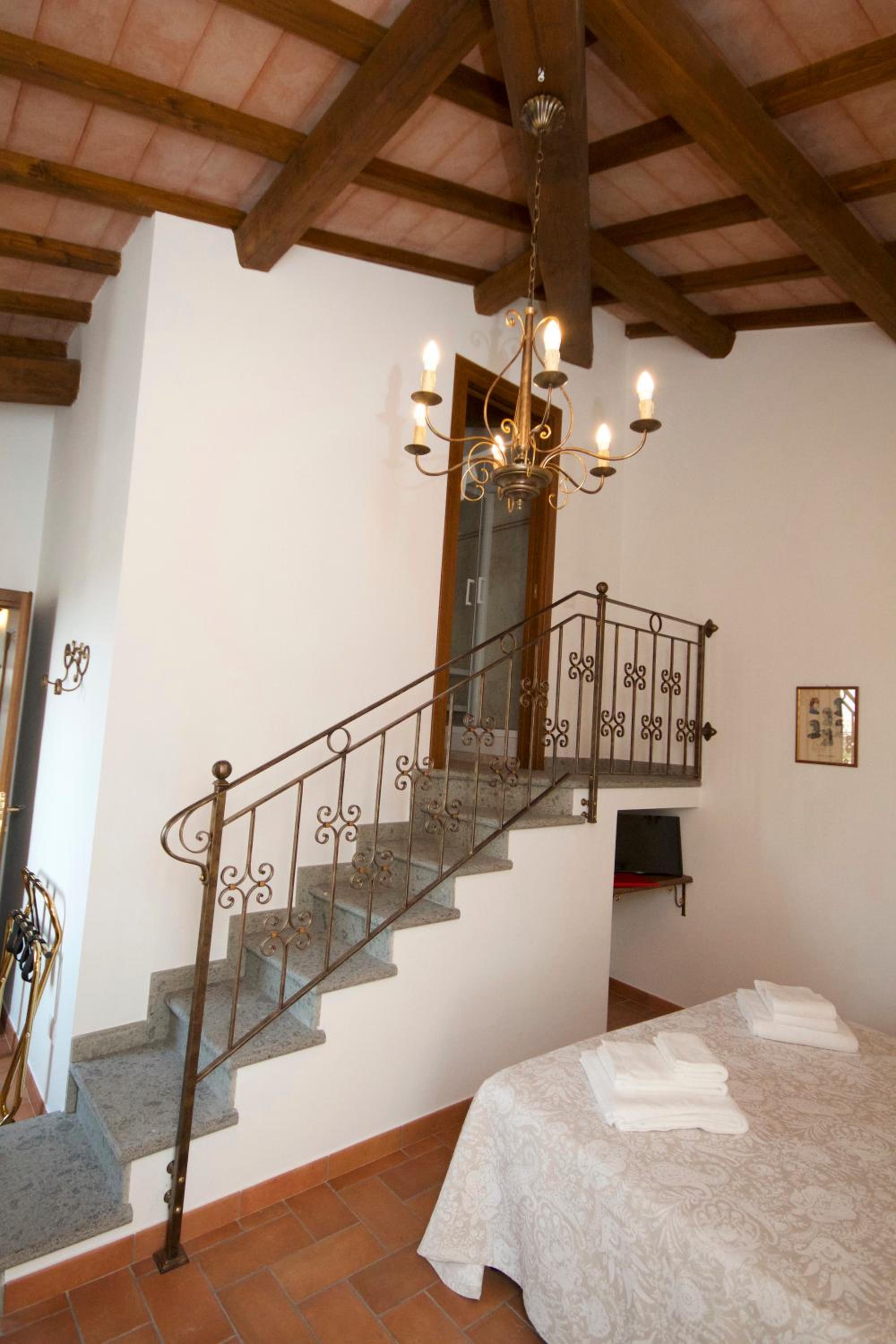 Double Room with Private Bathroom - Photo 2