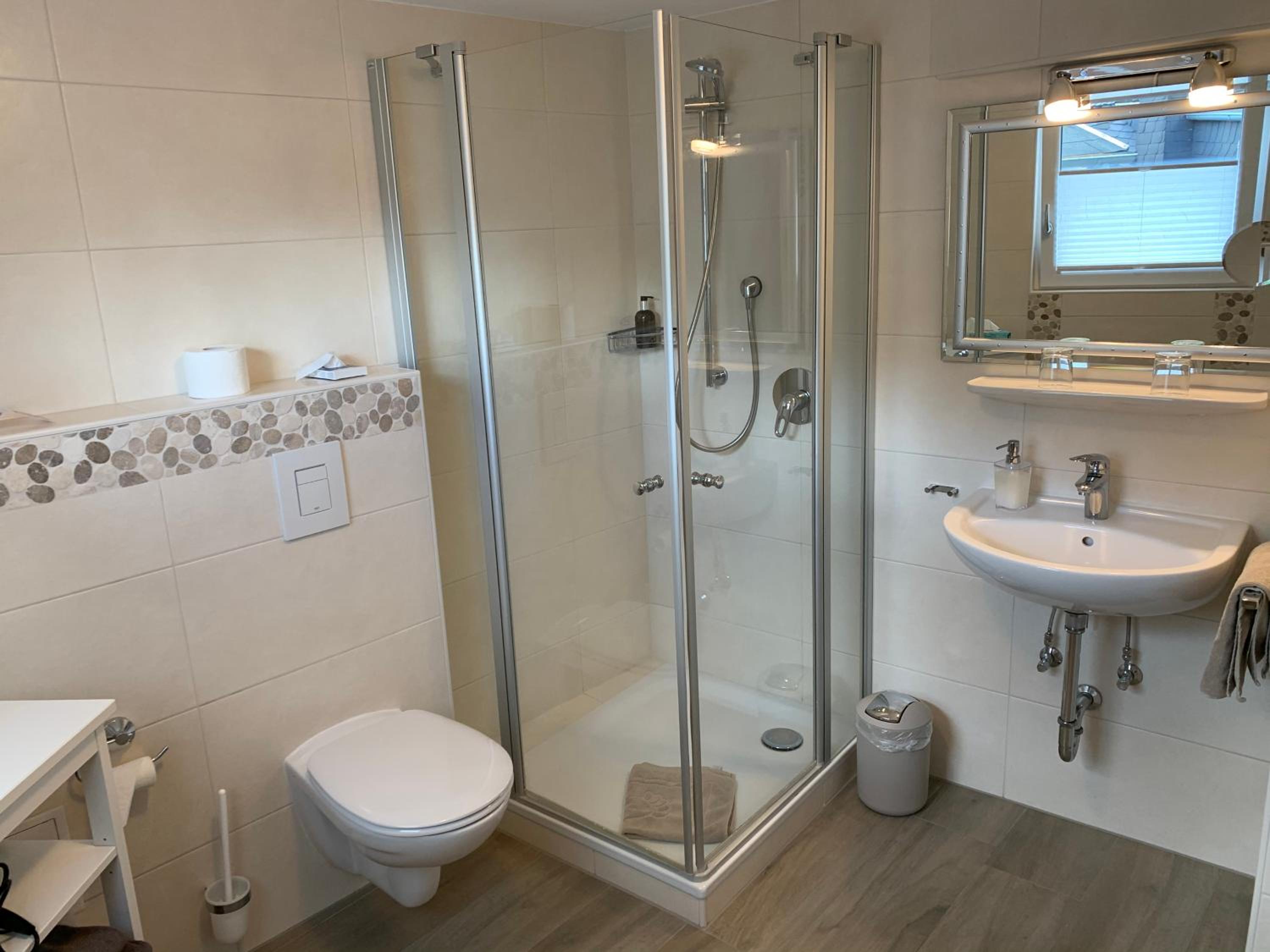 Deluxe Double Room with Shower - Photo 4