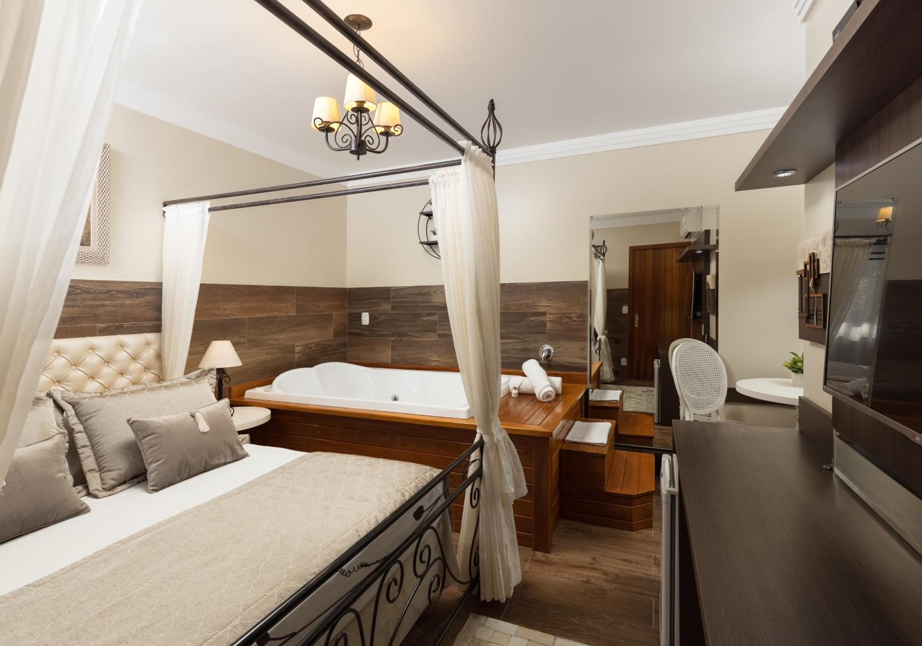 Queen Room with Spa Bath photo 3