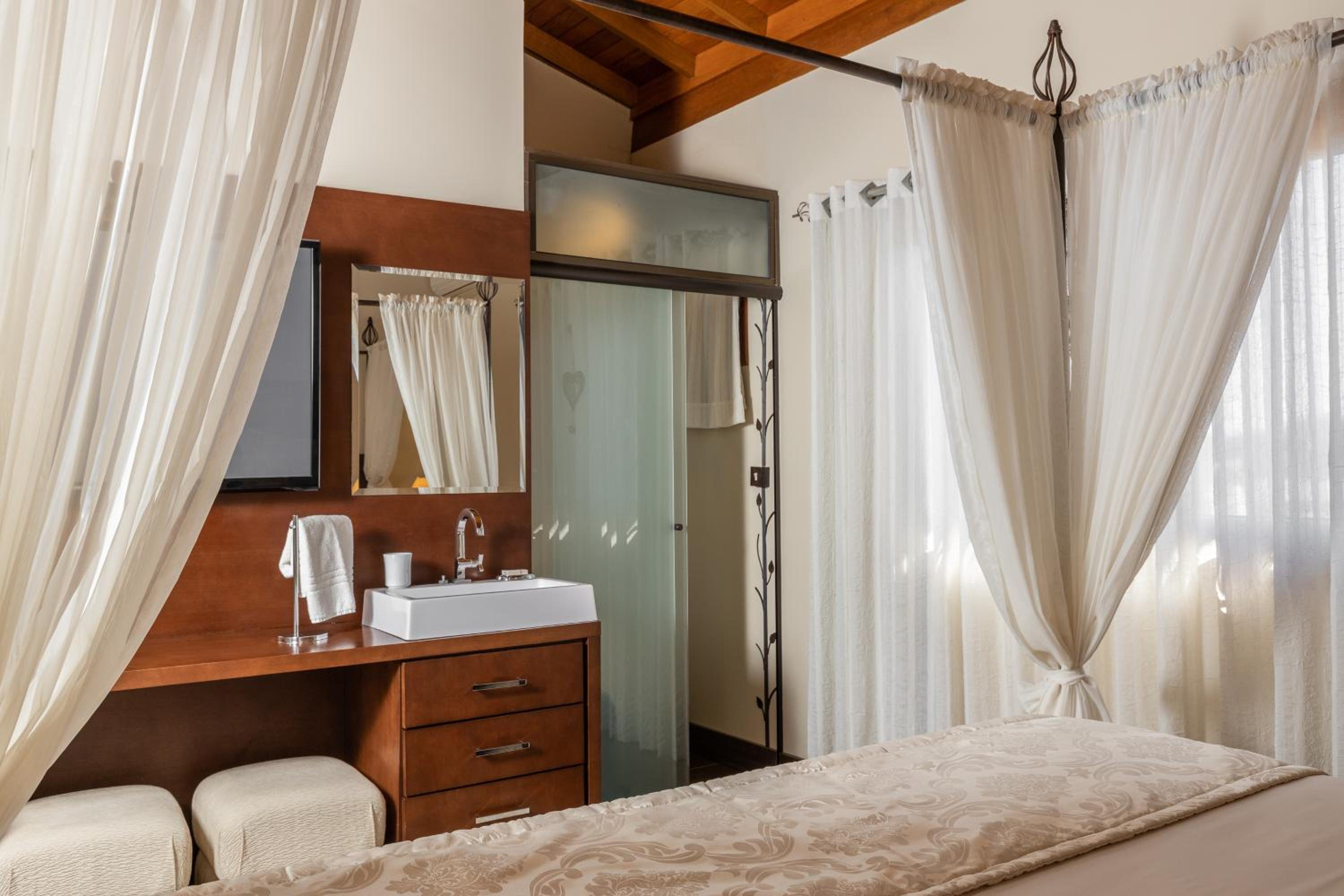 King Suite with Spa Bath photo 3