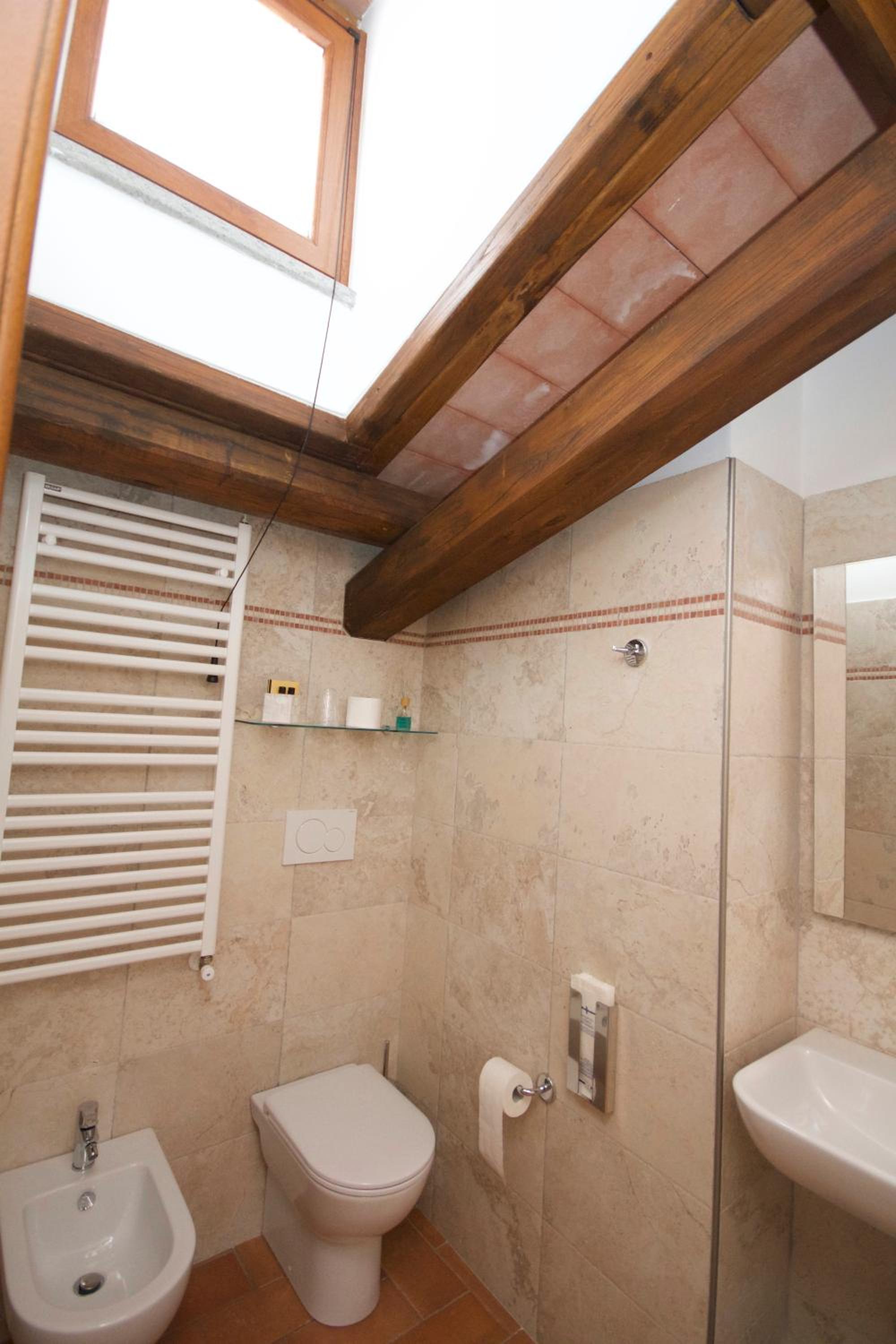 Double Room with Private Bathroom - Photo 6