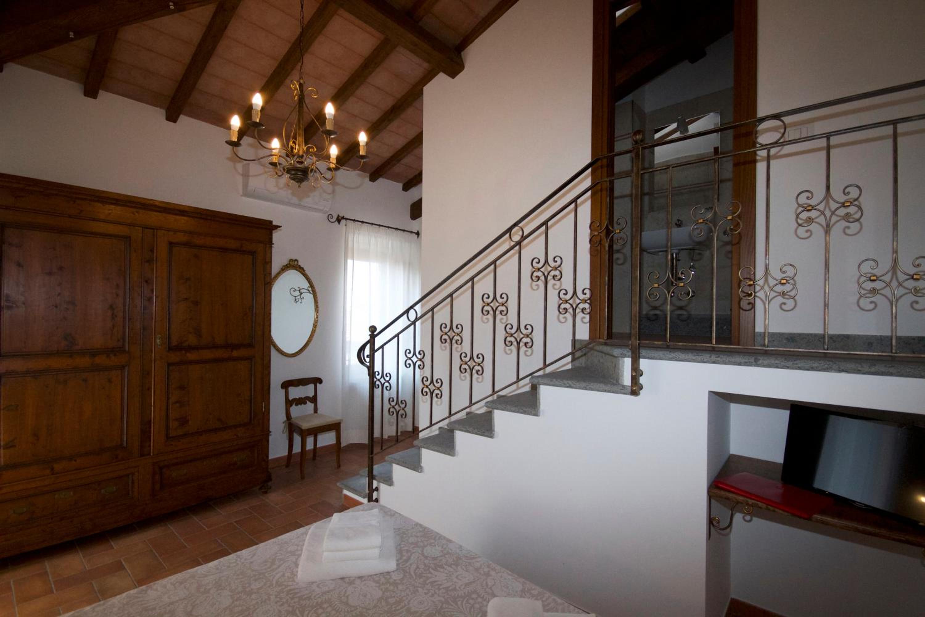 Double Room with Private Bathroom - Photo 8