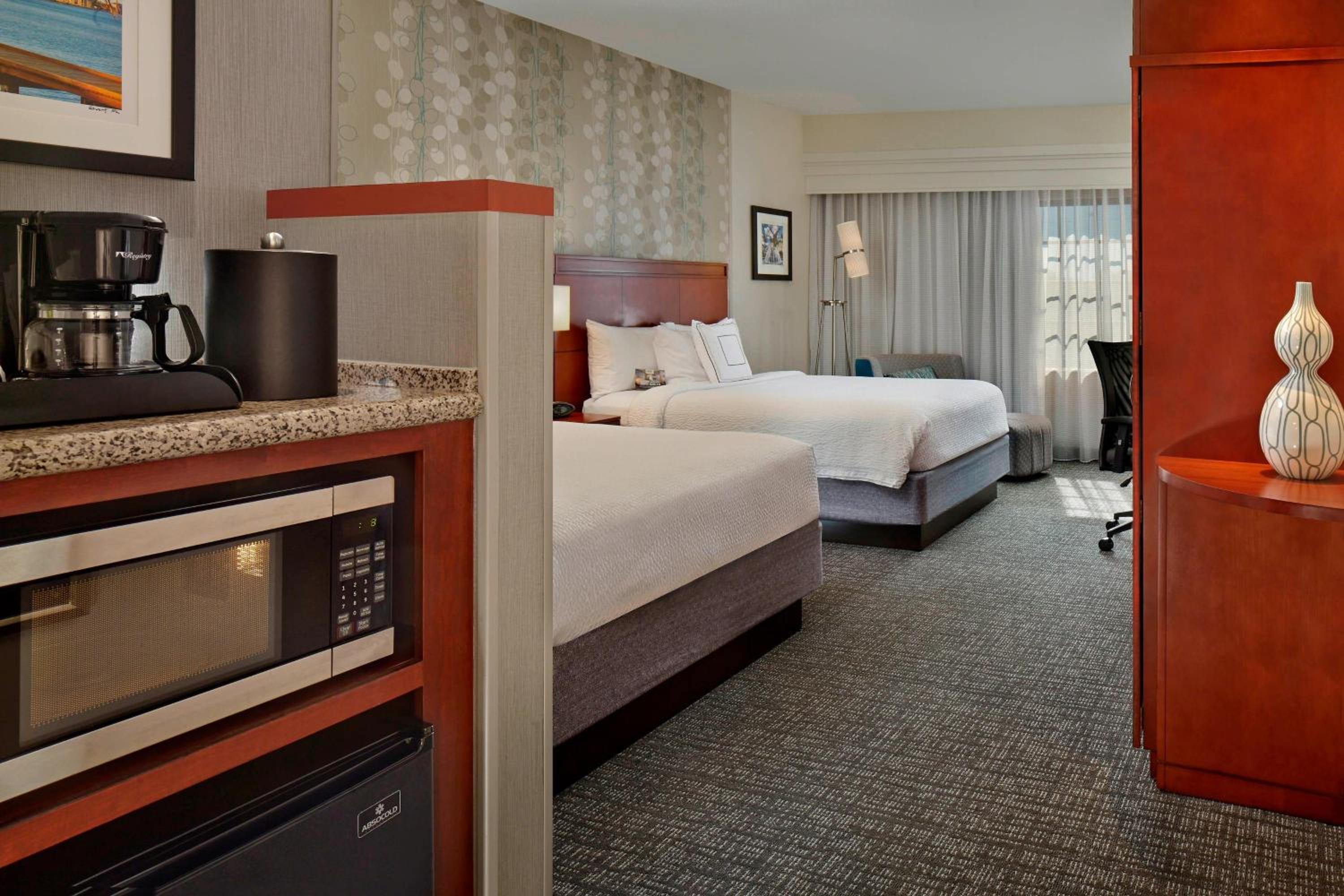 Queen Room with Two Queen Beds and Bathtub - Mobility Access/Hearing Accessible