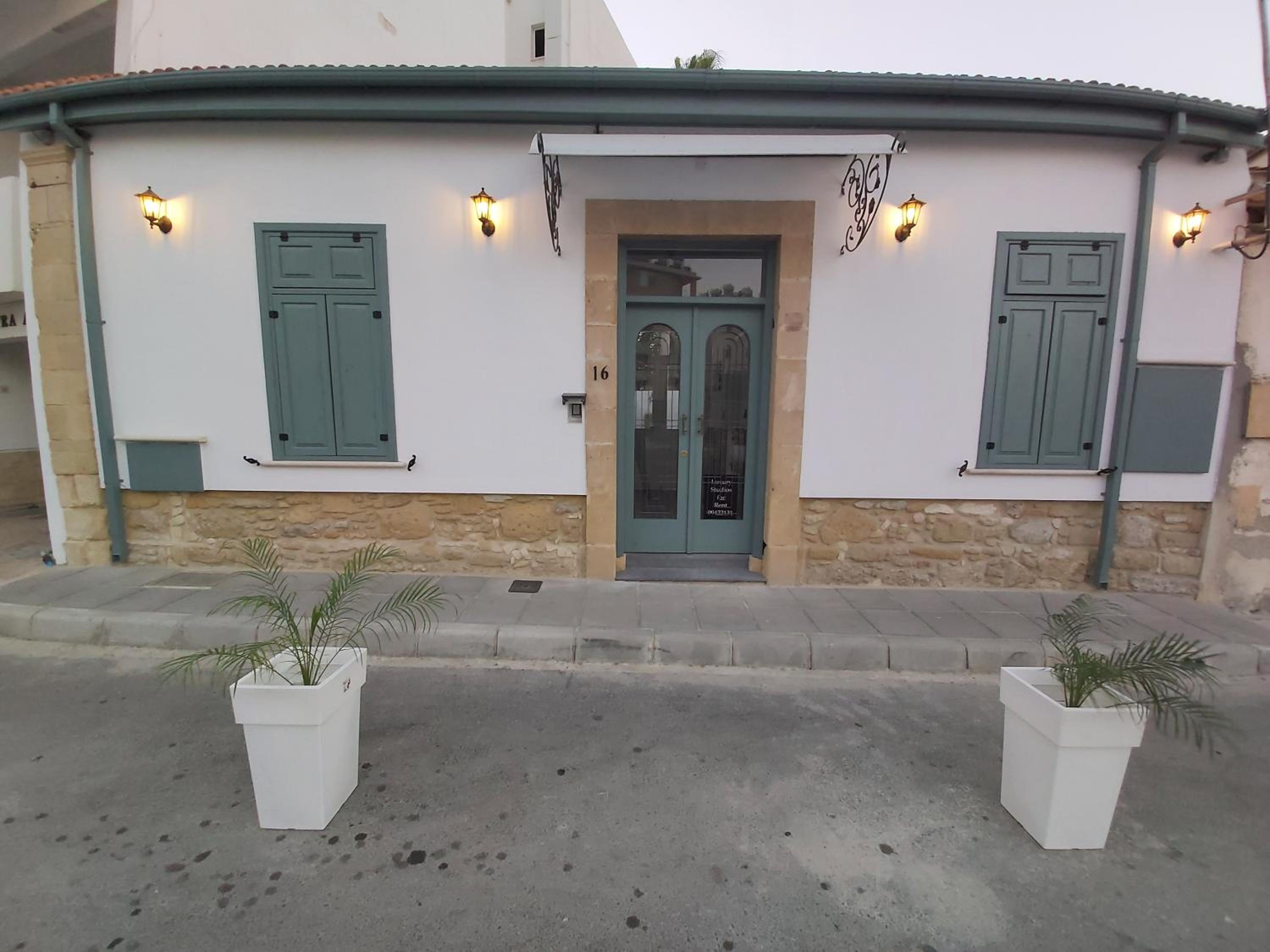 Deluxe Studio
