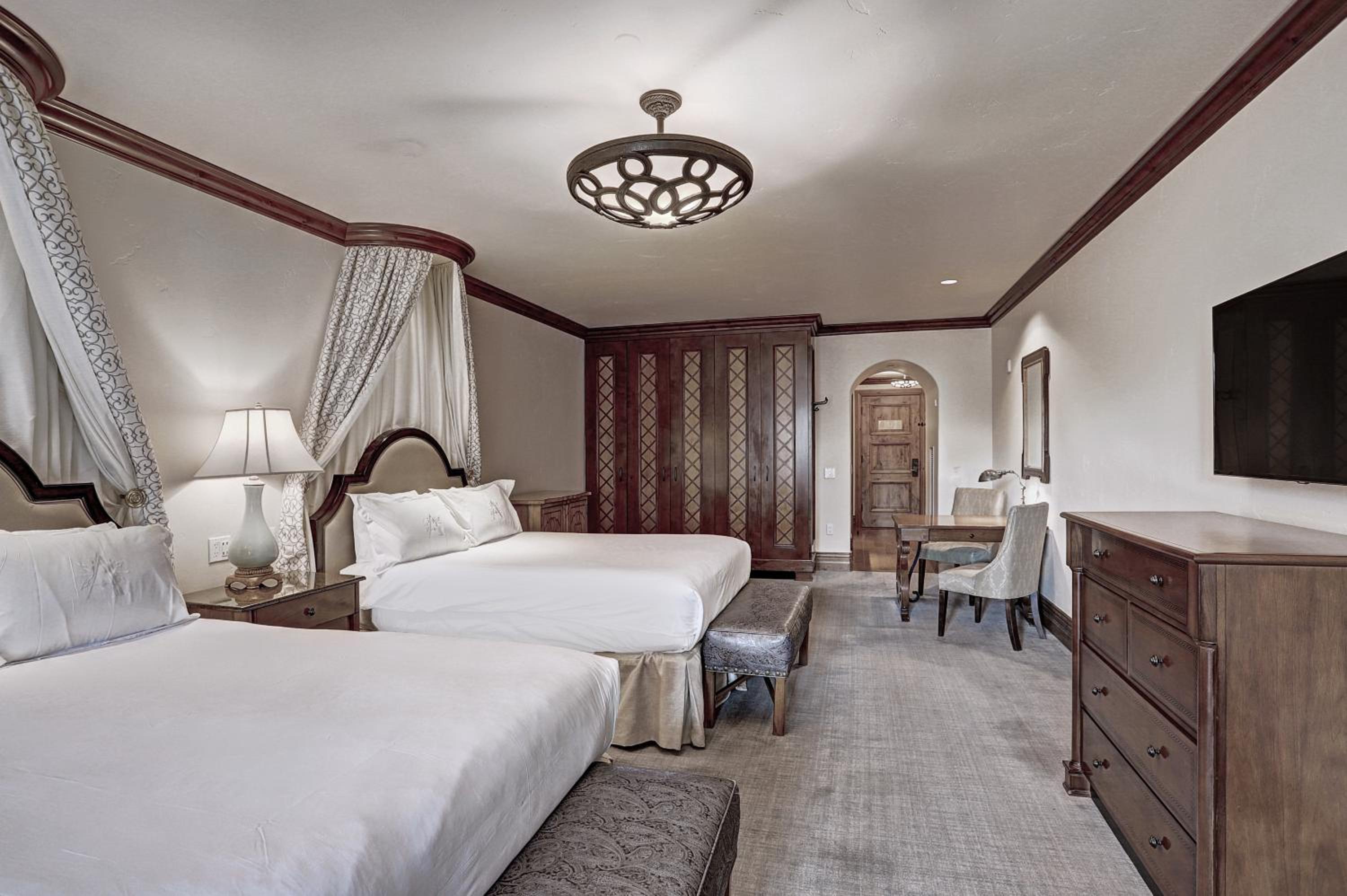Deluxe Queen Room with Two Queen Beds - Photo 5