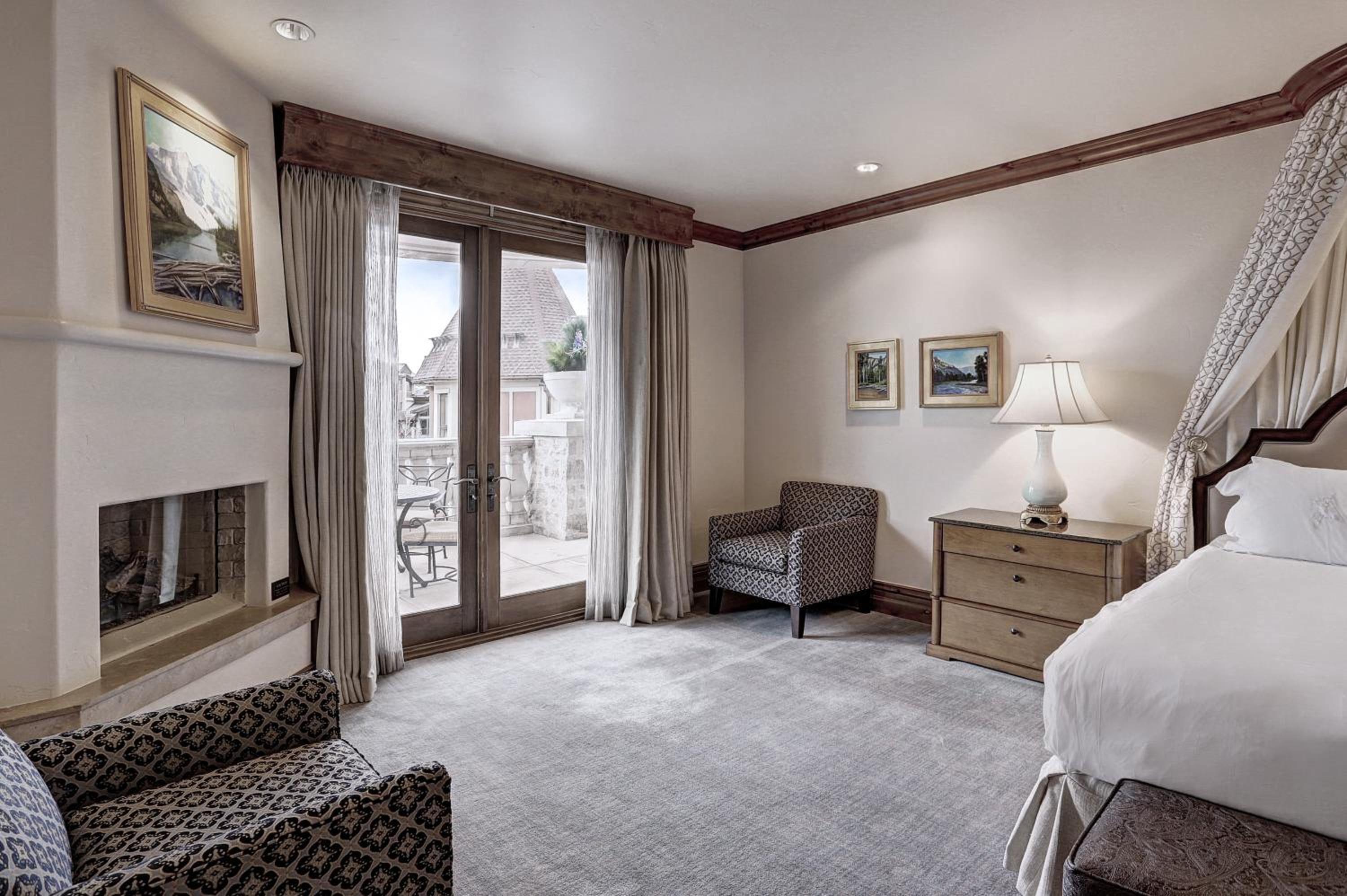 Deluxe Queen Room with Two Queen Beds - Photo 2