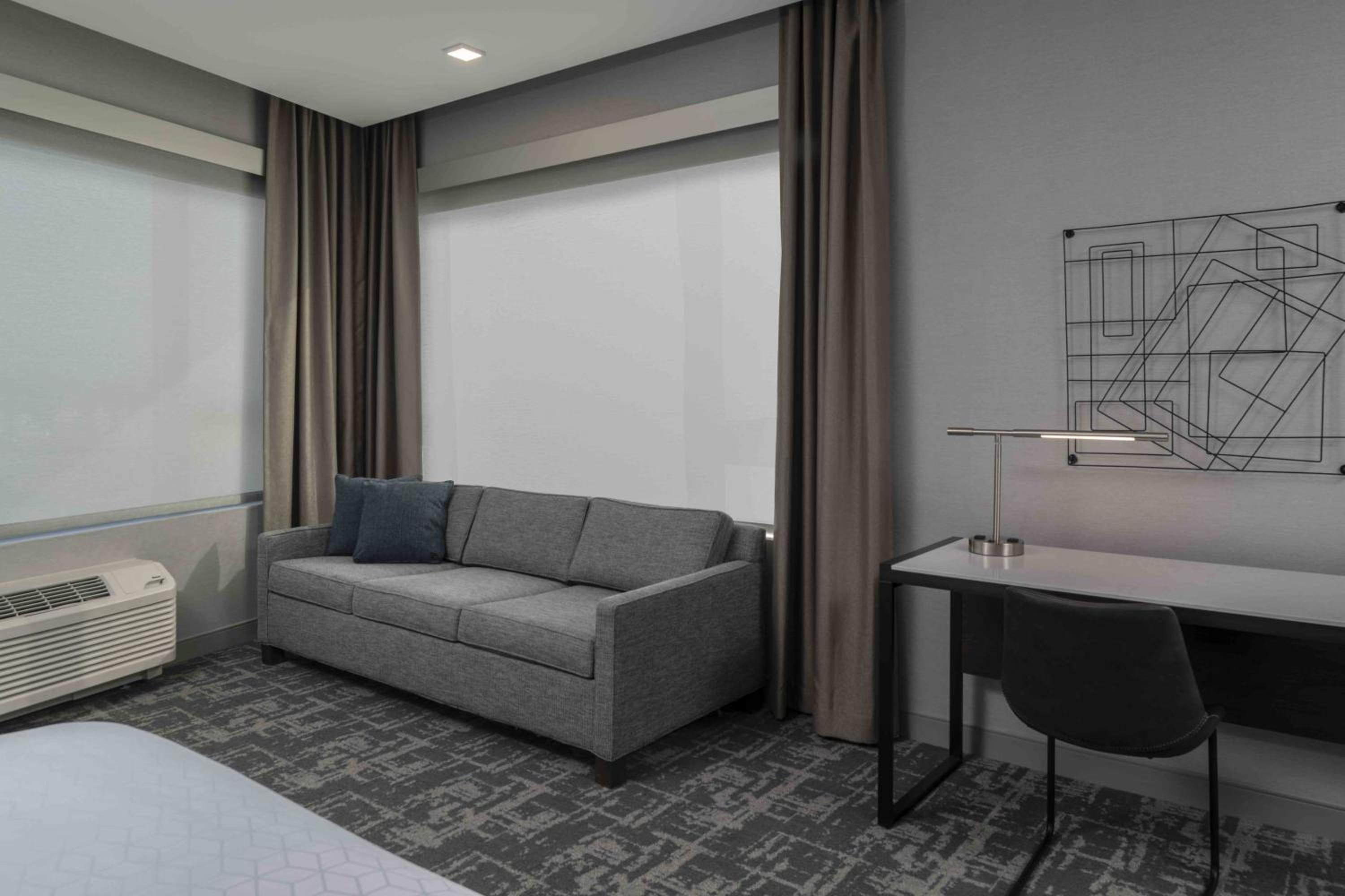 King Studio Suite with Mobility Accessible Tub - Non-Smoking - Photo 3