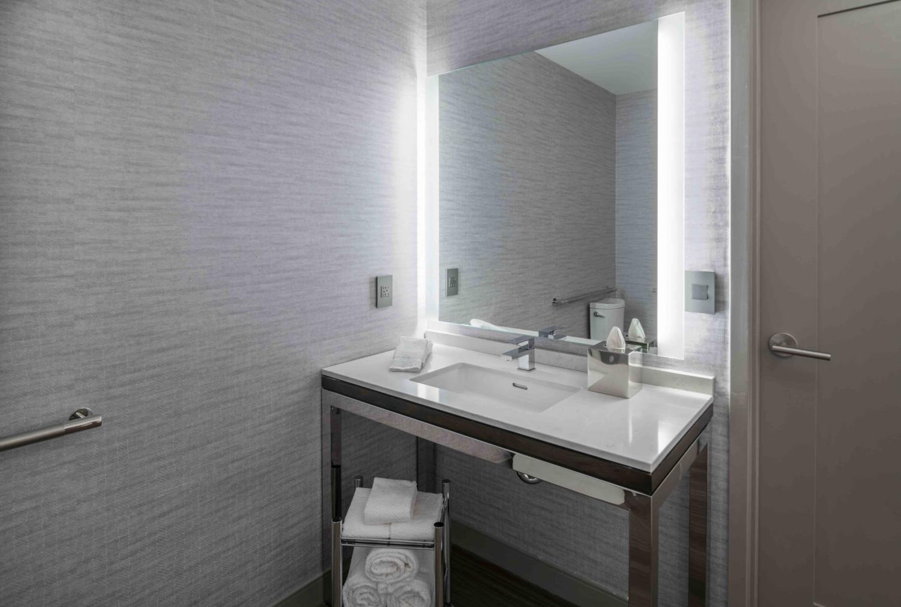 King Studio Suite with Mobility Accessible Tub - Non-Smoking - Photo 5