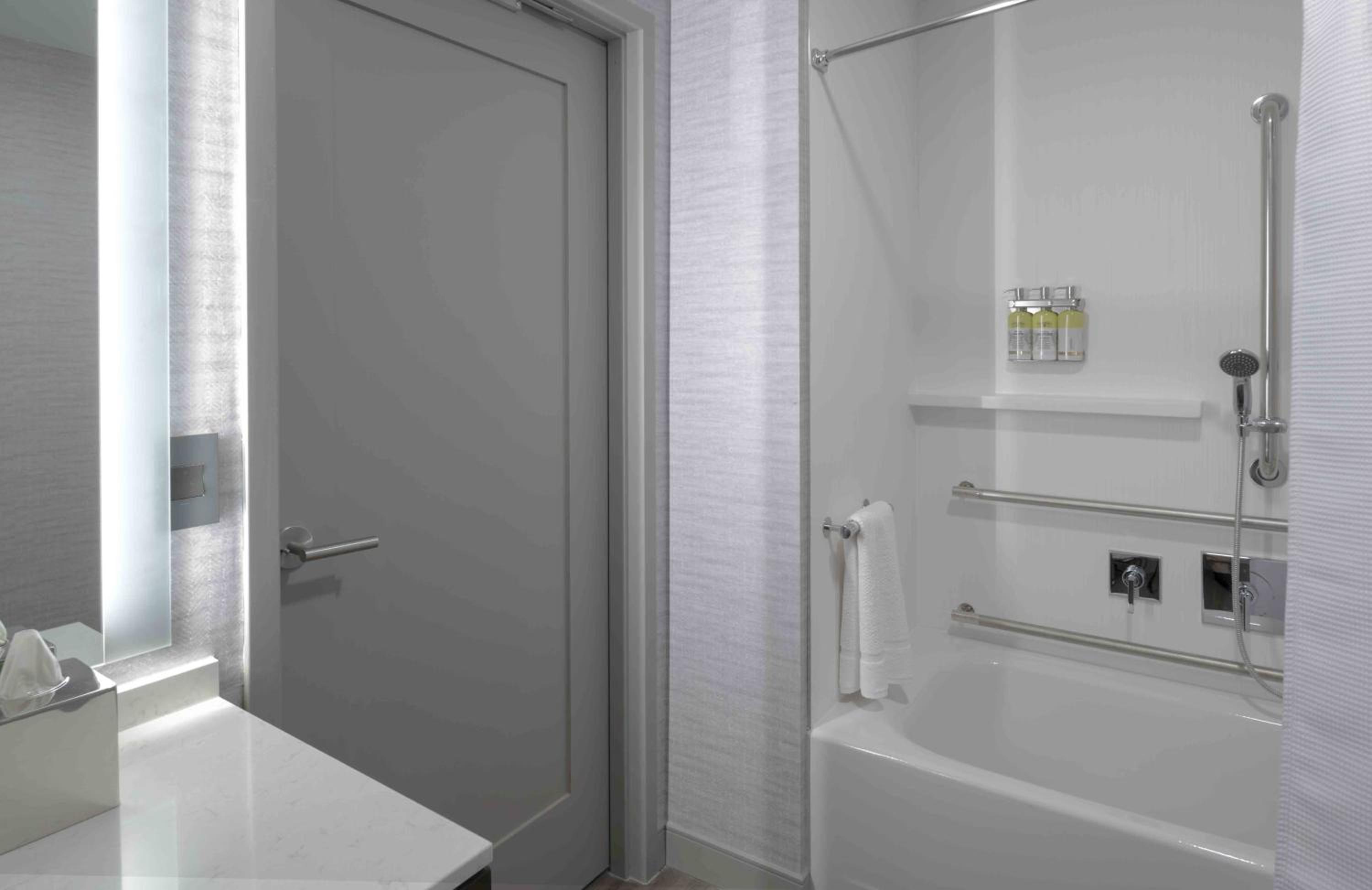 King Studio Suite with Mobility Accessible Tub - Non-Smoking - Photo 6