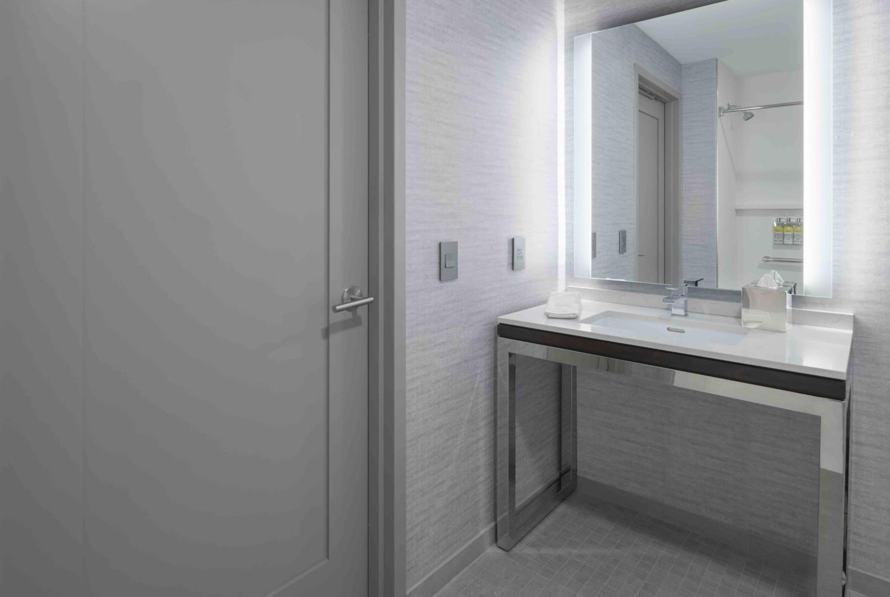 Queen Studio Suite - Mobility Access Roll in Shower/Non-Smoking - Photo 5