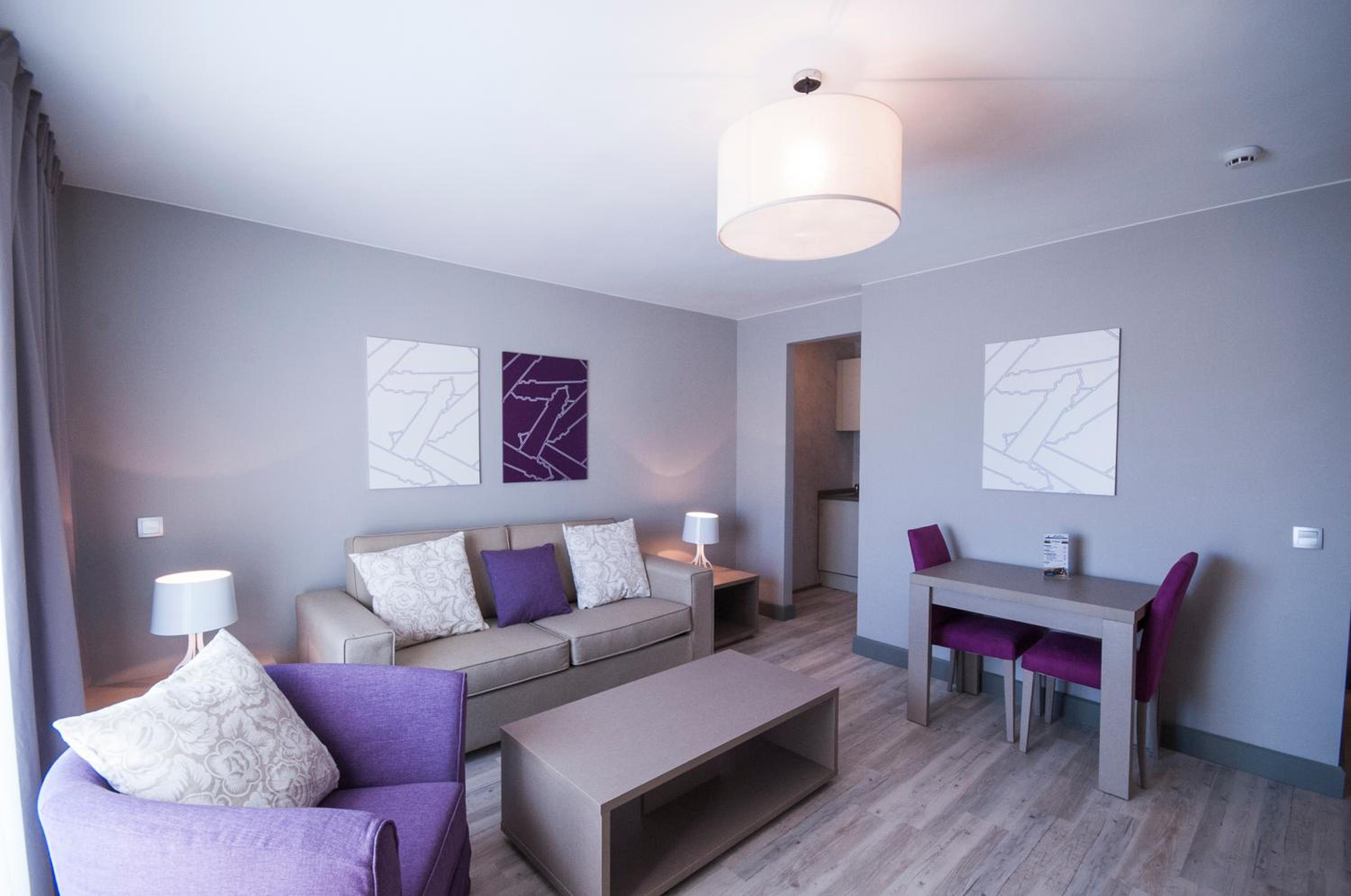 Superior One-Bedroom Apartment - Photo 3