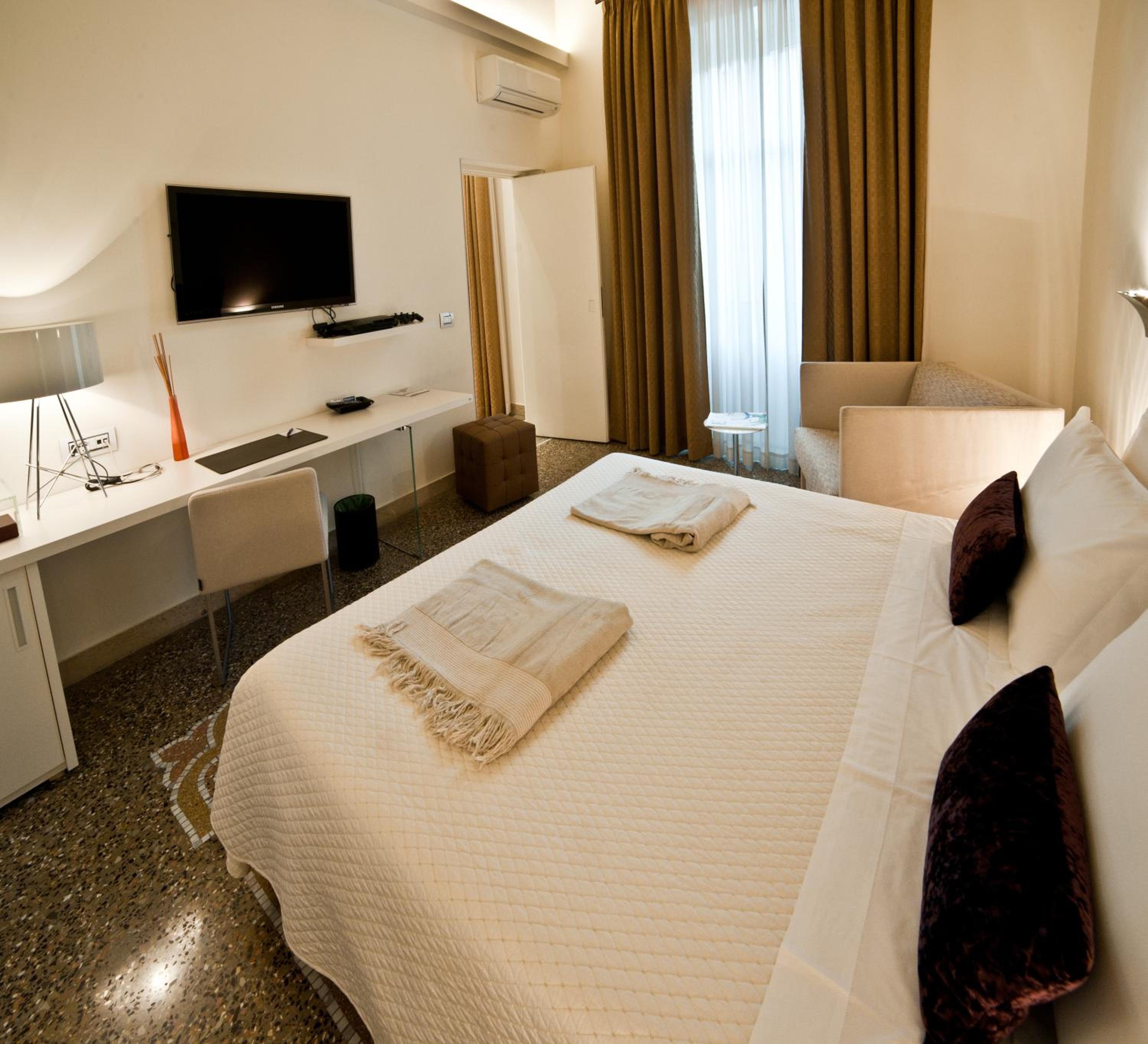 Luxury Double or Twin Room - Photo 30