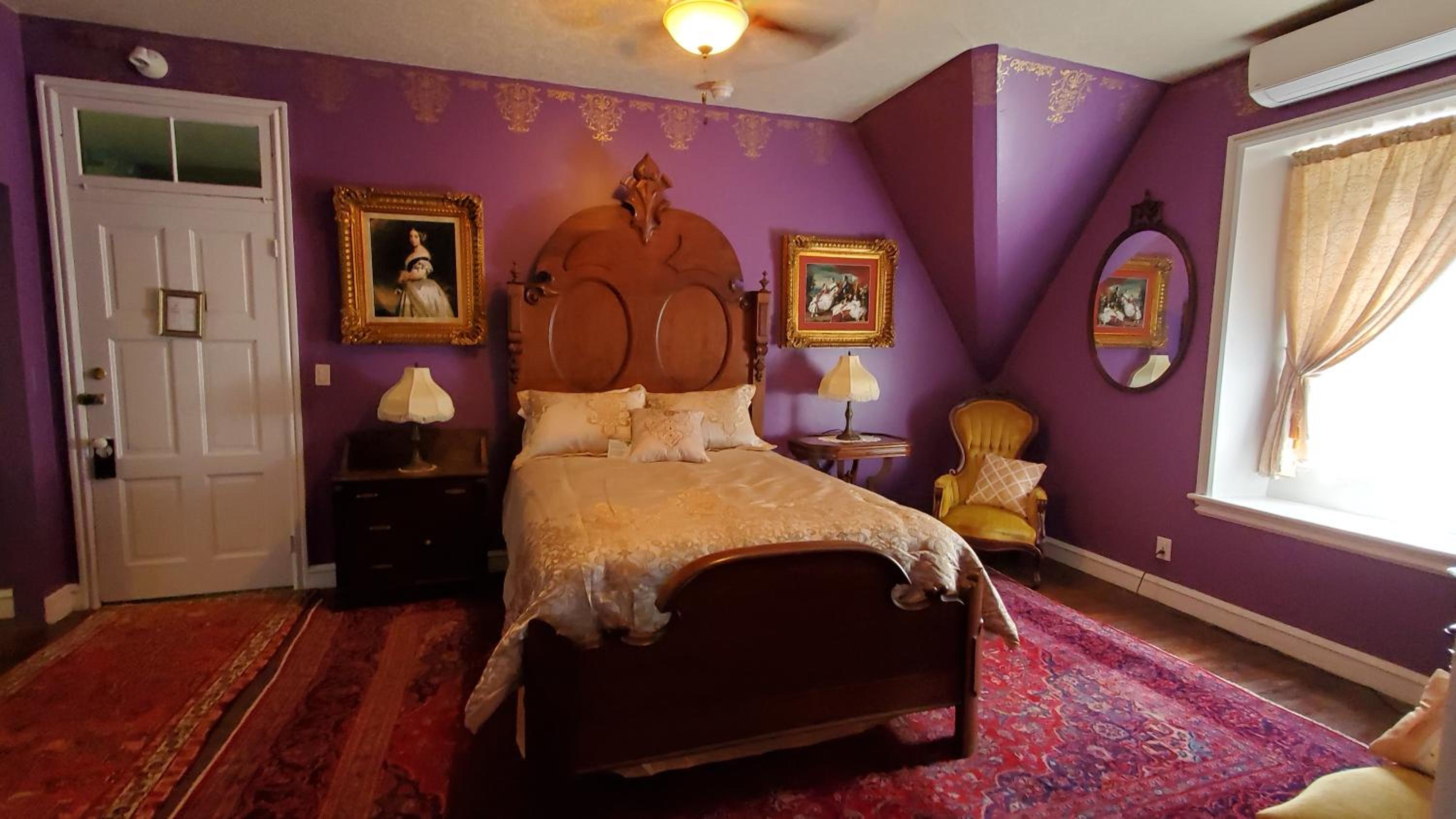 Deluxe Queen Suite