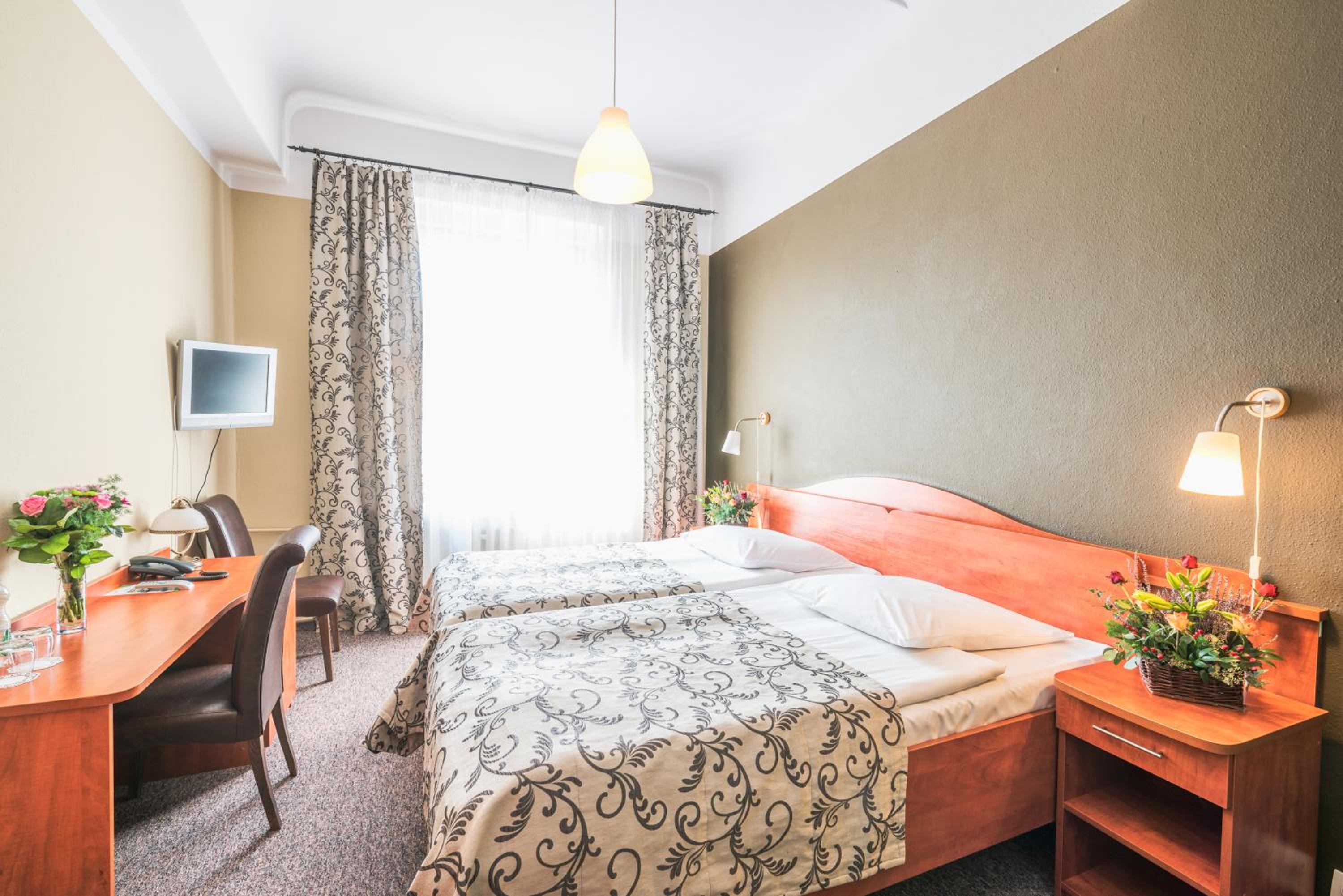 Standard Twin Room - Photo 3