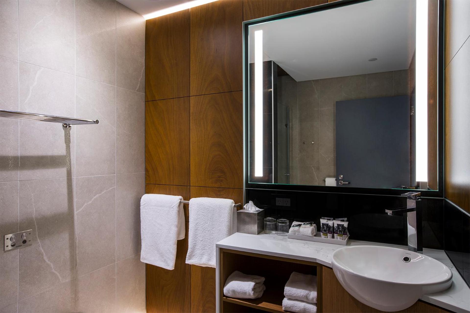 Standard Room with 2 Queen Beds - Photo 7