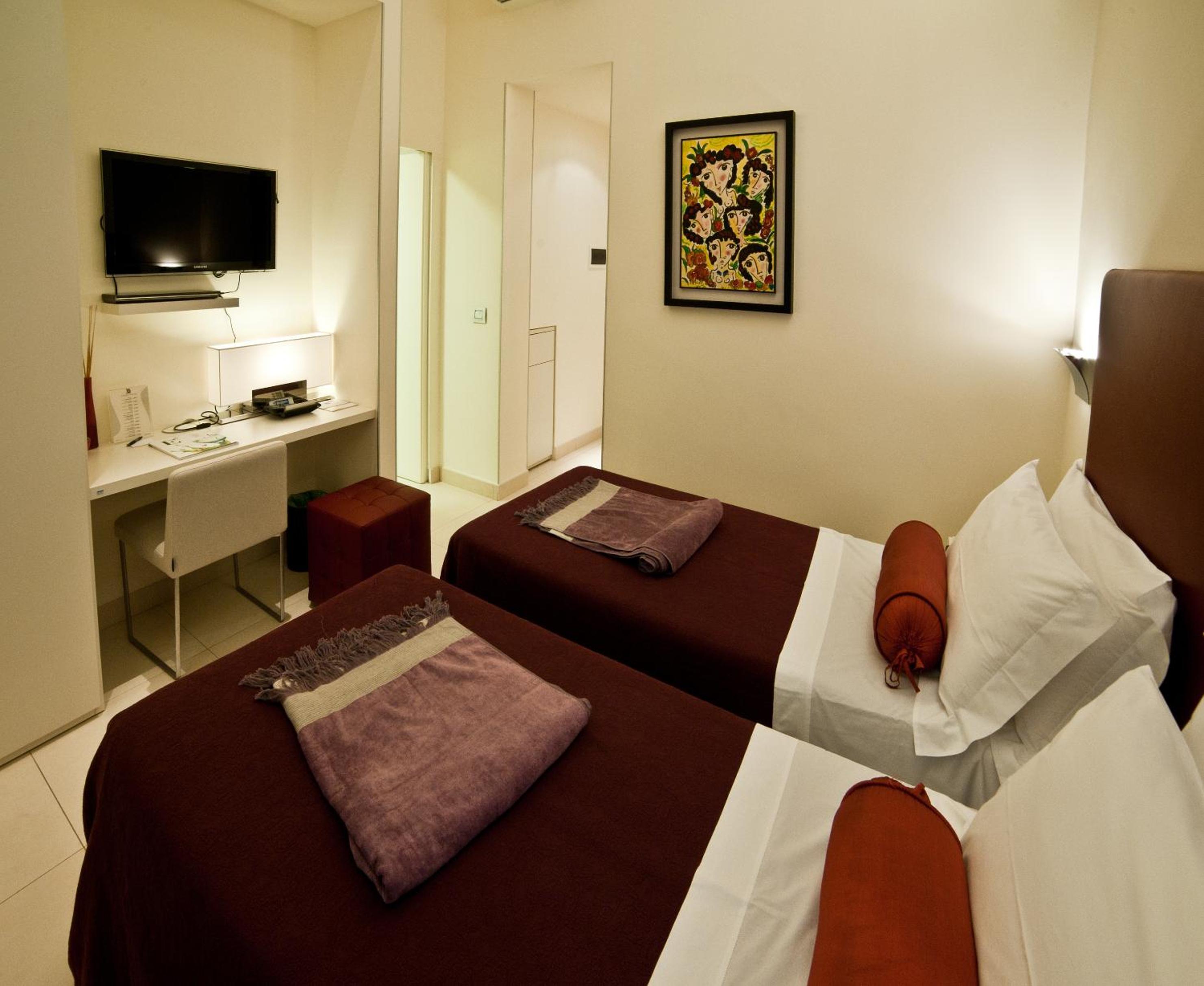 Deluxe Double or Twin Room - Photo 16