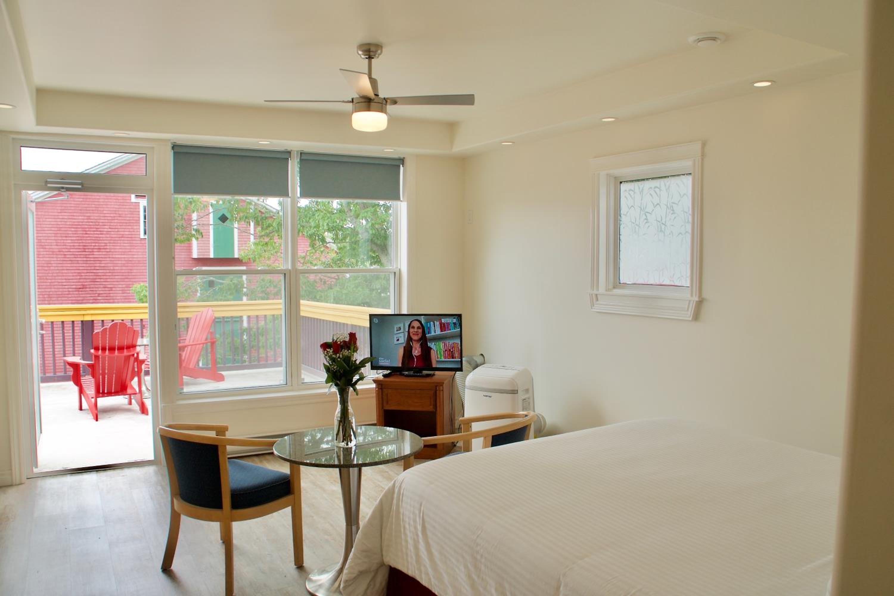 Exclusive Oceanfront King Studio with Veranda