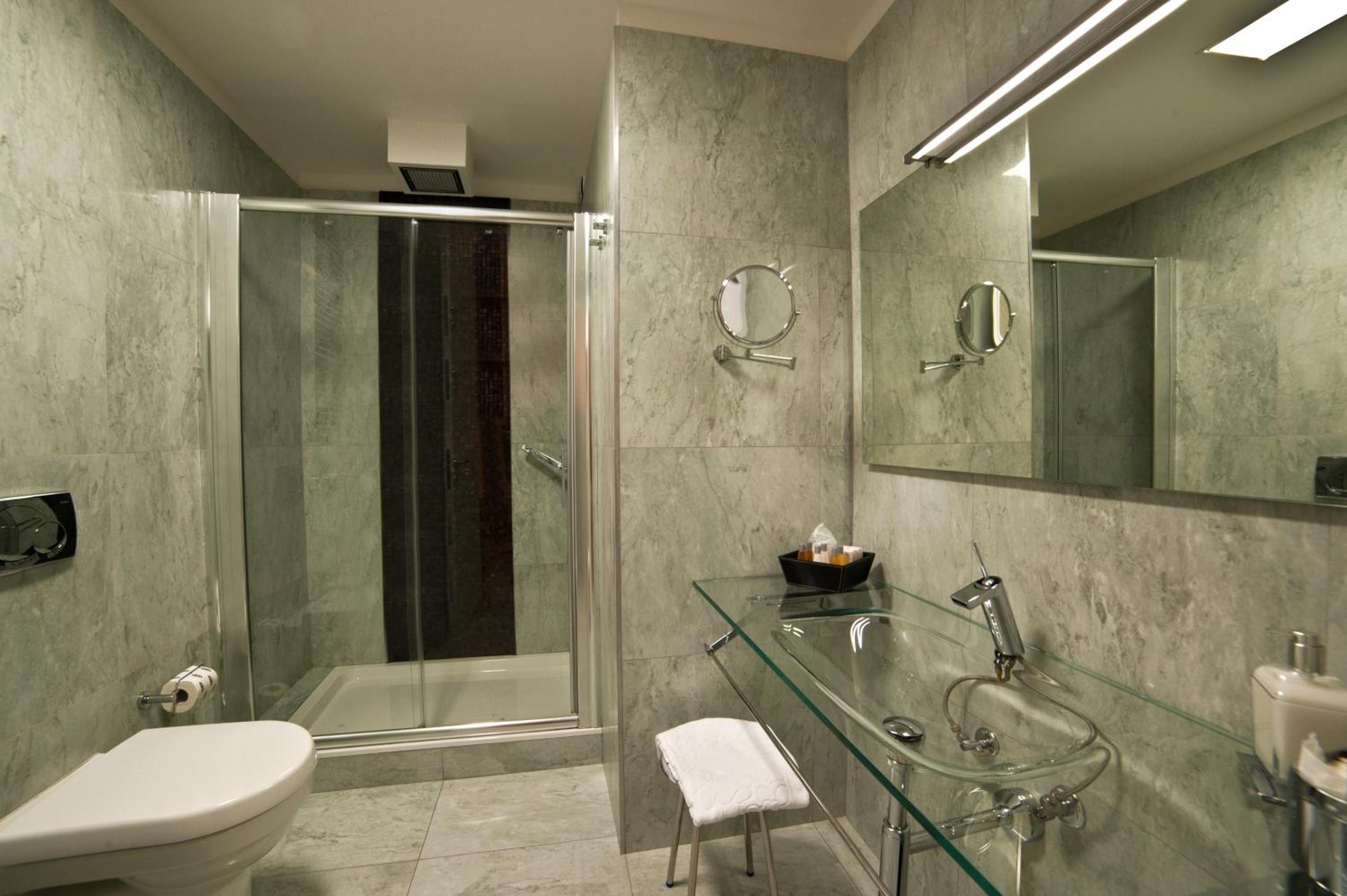 Deluxe Double or Twin Room - Photo 12
