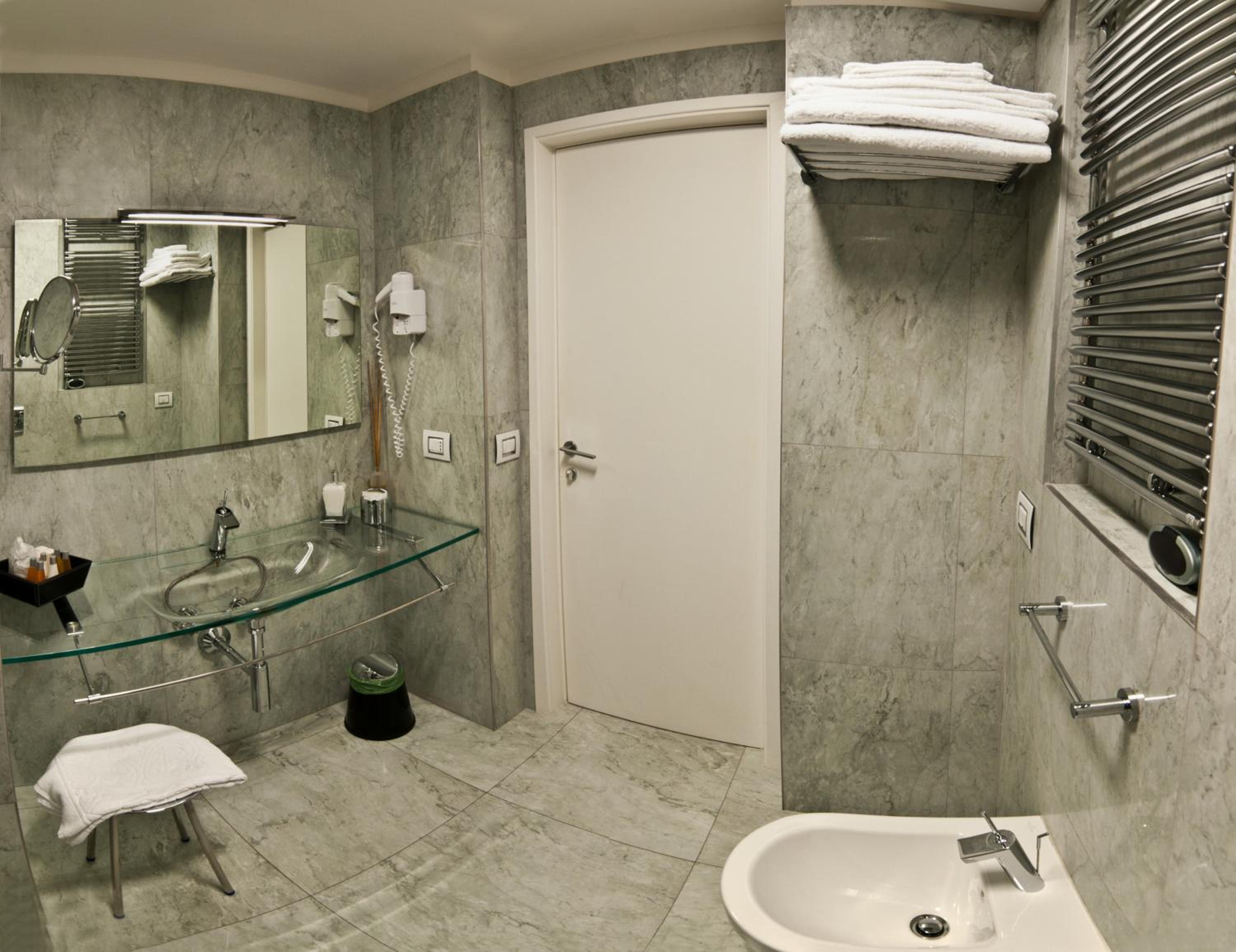 Deluxe Double or Twin Room - Photo 13