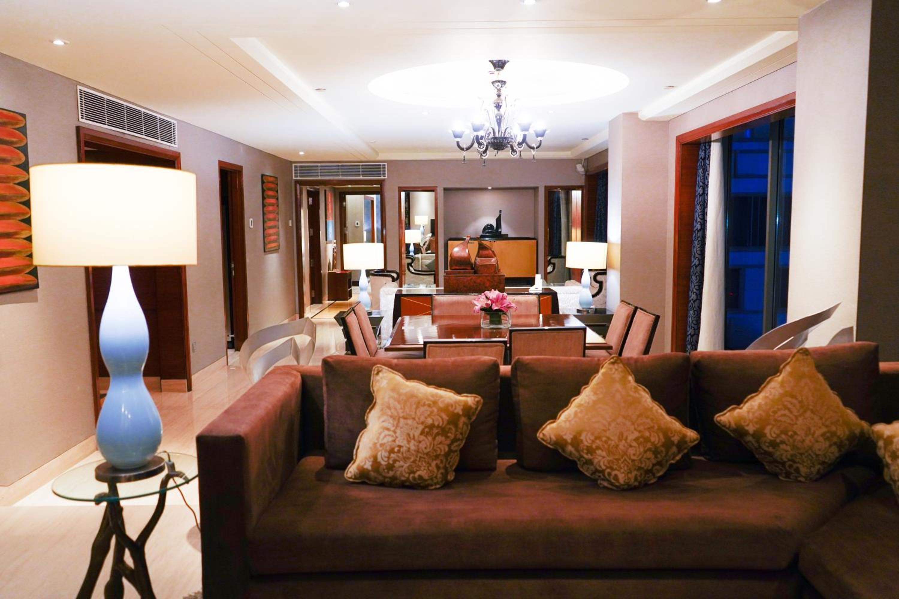 One-Bedroom Suite with Living Area on Mid Floor – Nonsmoking