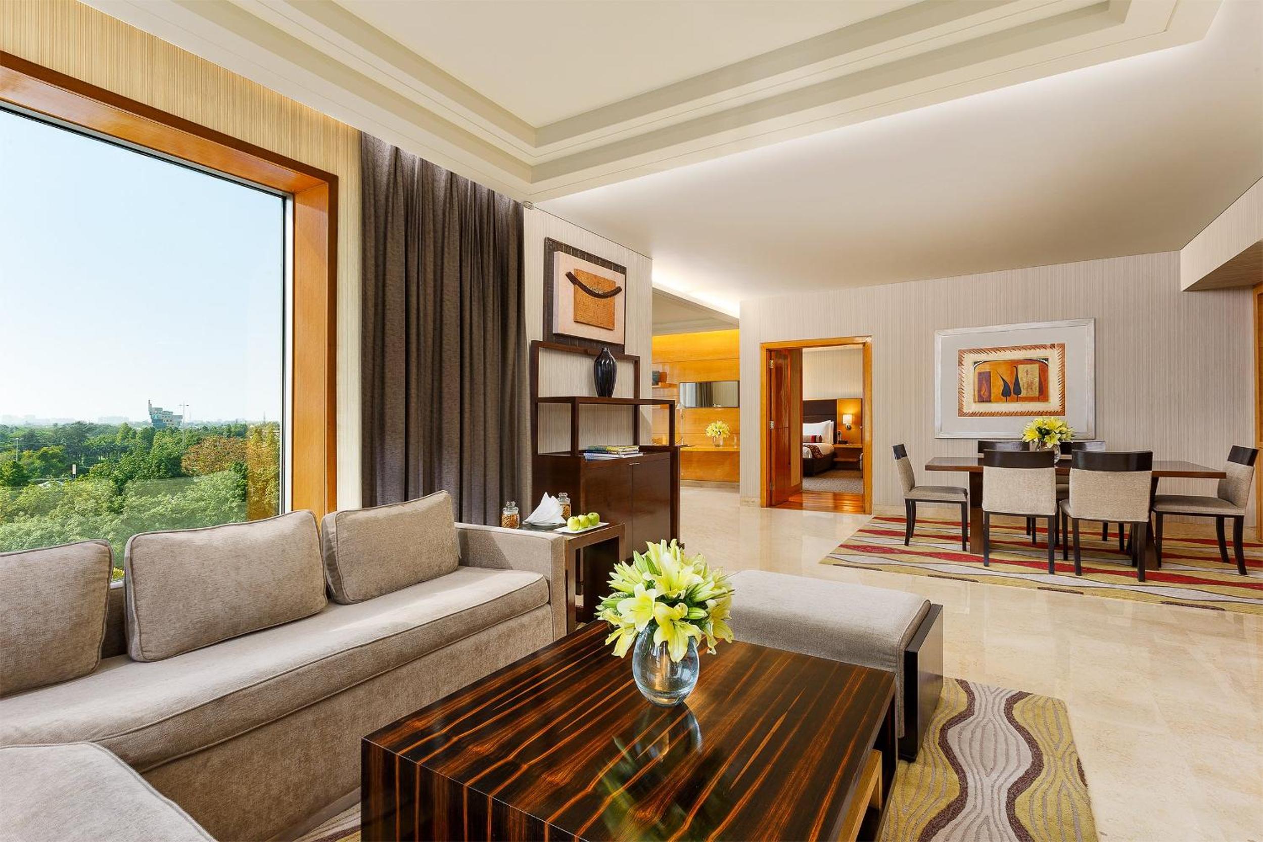 King Suite with Pool View - Lounge Access/Smoking