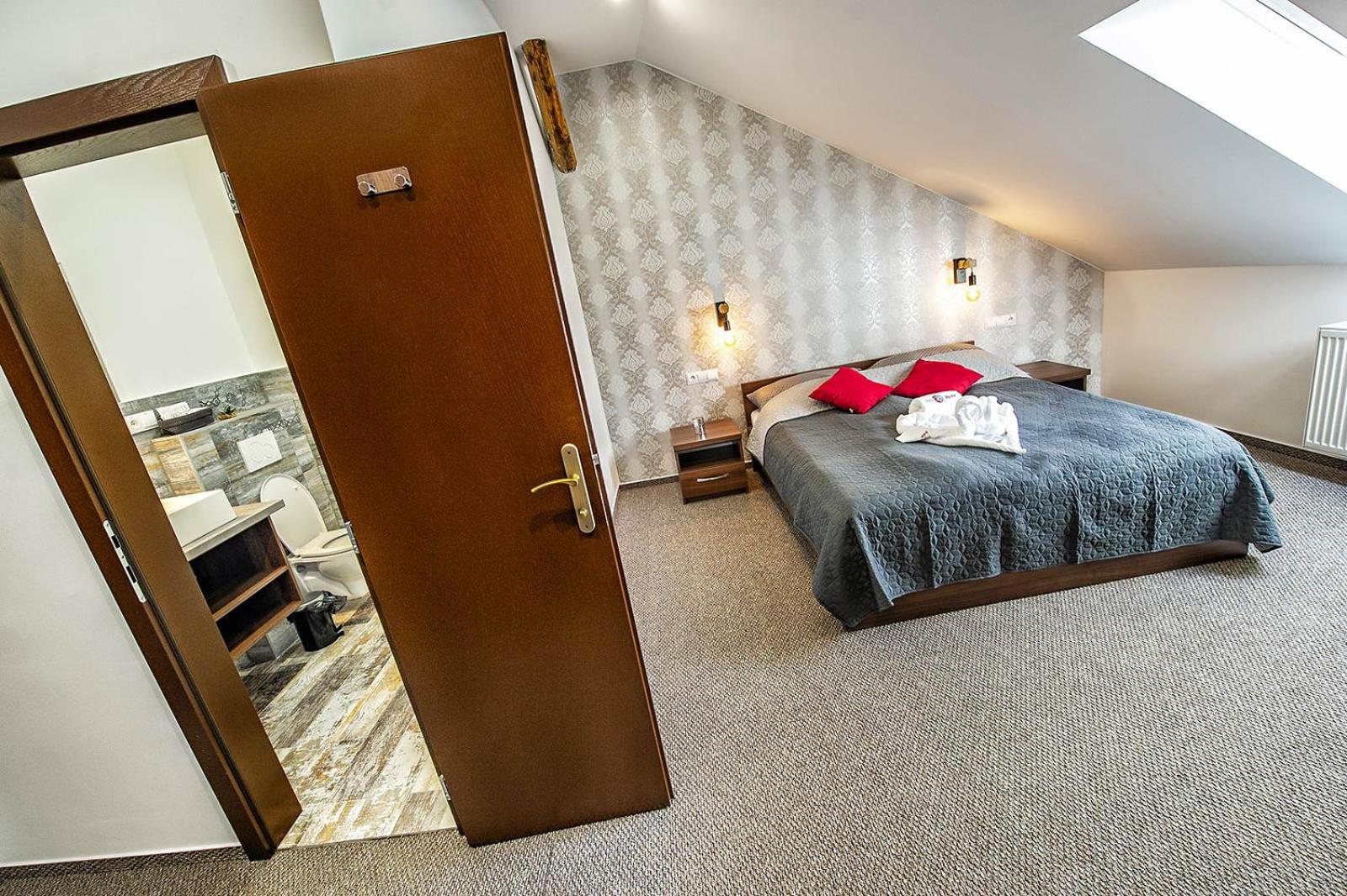 Double Room with Private Bathroom - Photo 7