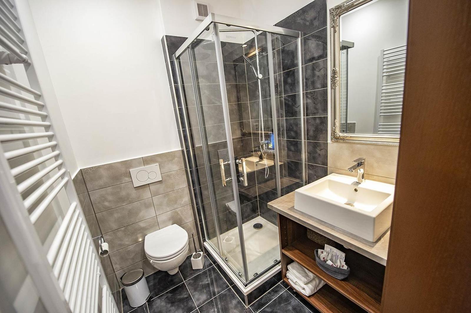 Large Double Room - Photo 2