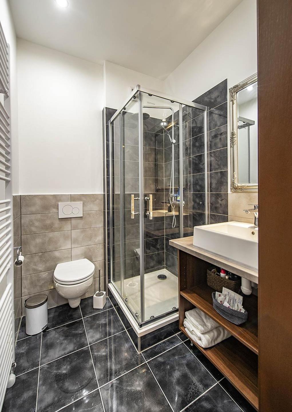 Large Double Room - Photo 3