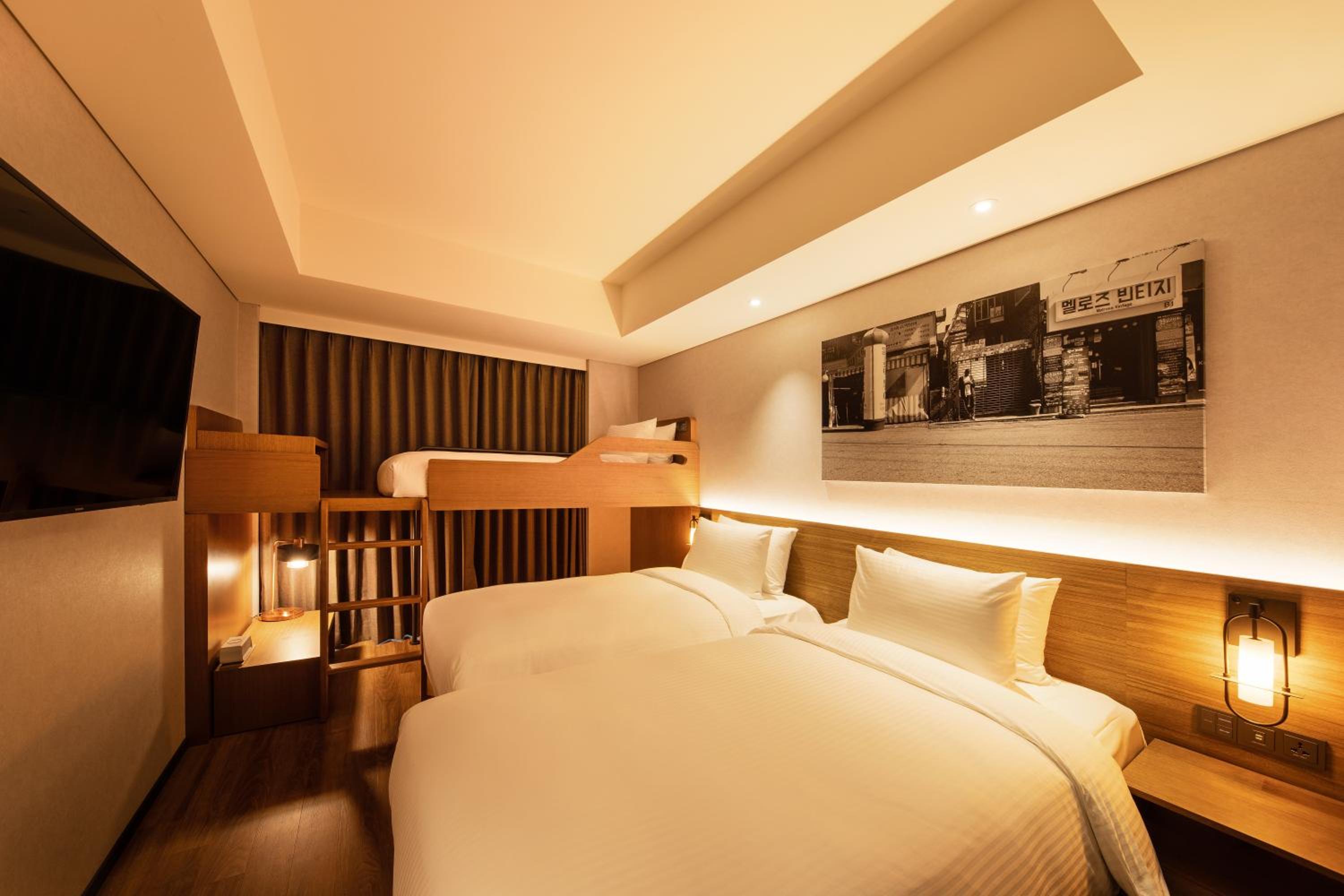 Superior Triple Room with Three Single Beds - Photo 1