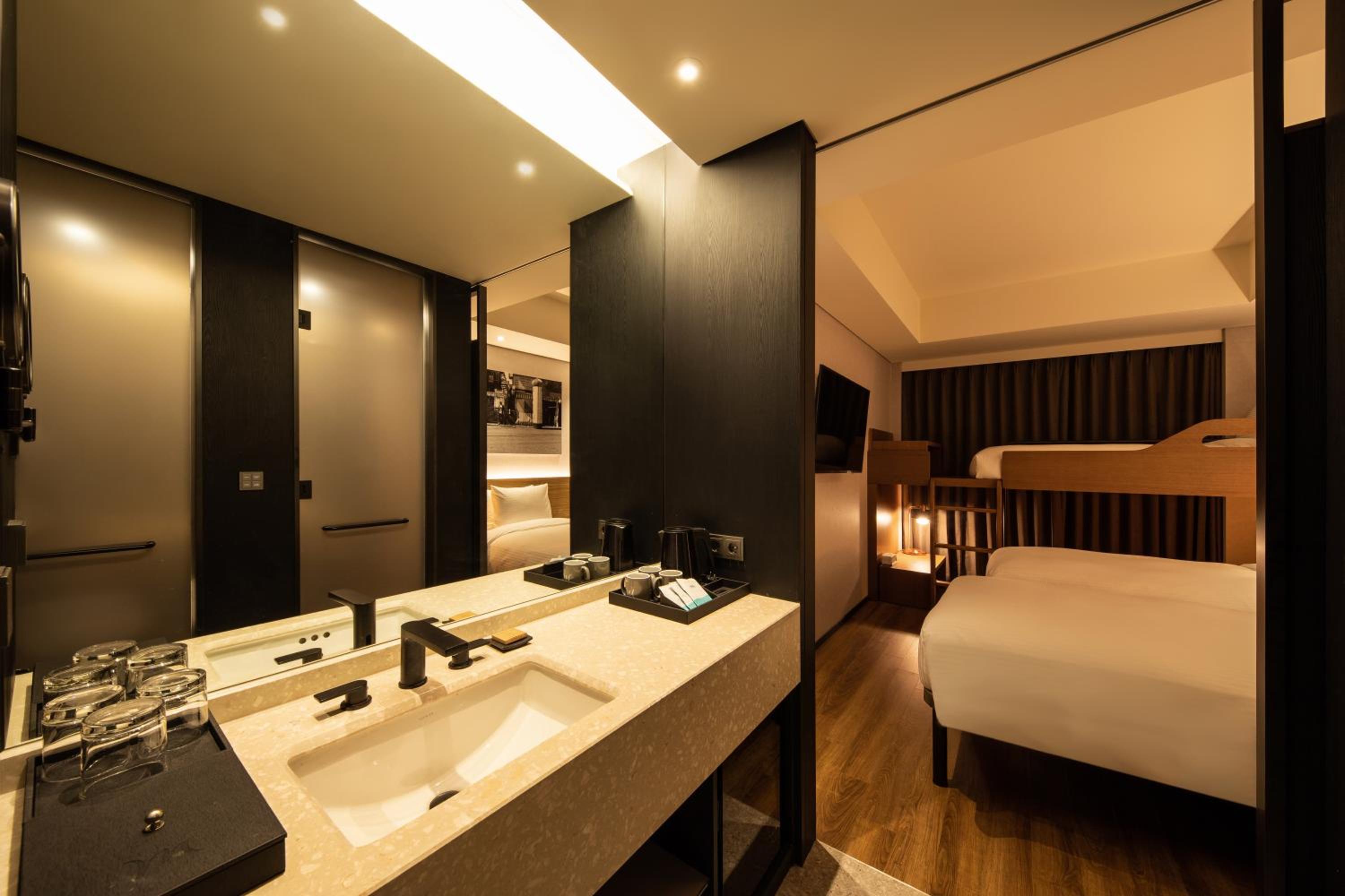 Superior Triple Room with Three Single Beds - Photo 2