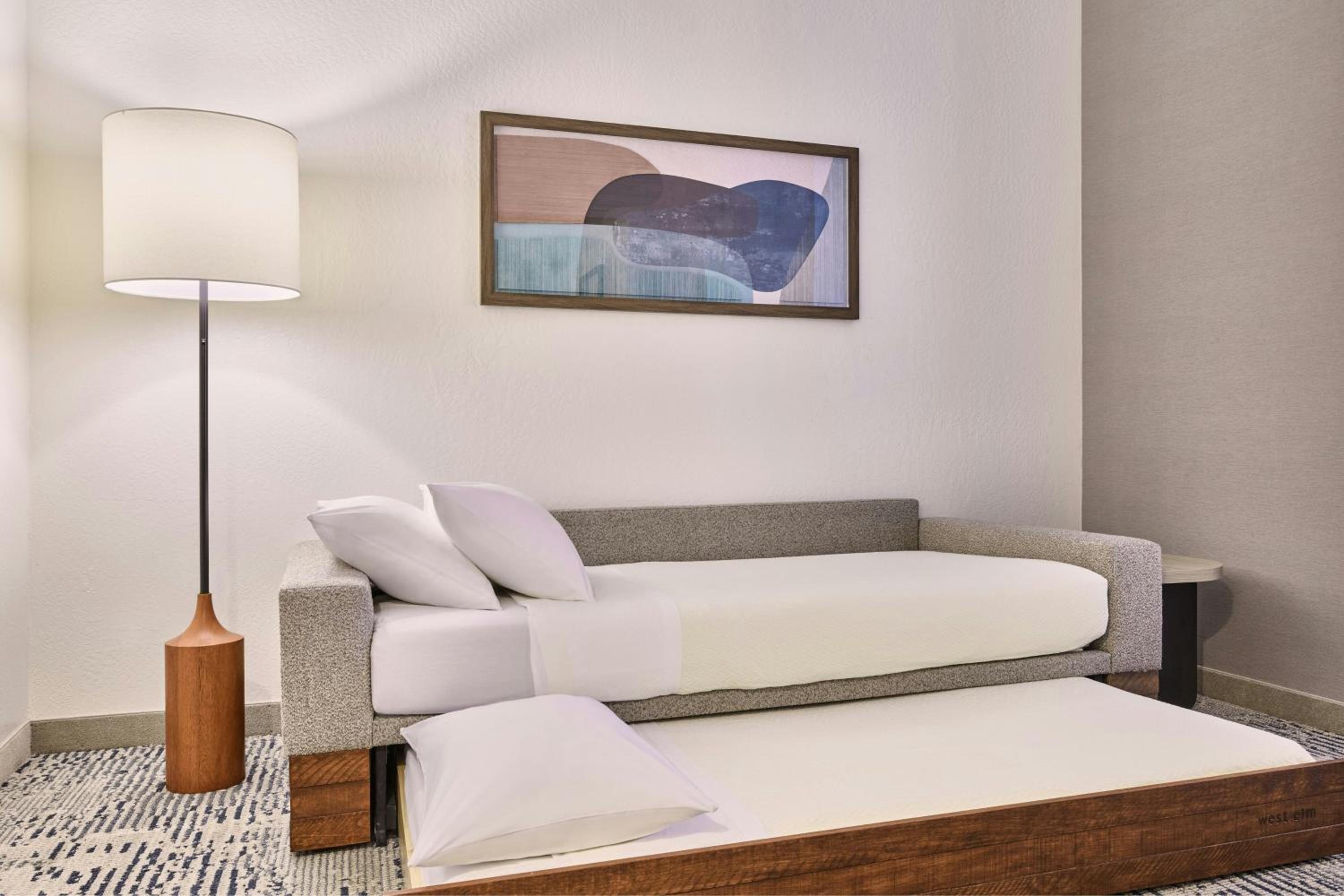 King Suite with Bathtub and Trundle Sofa - Mobility Access/Hearing Accessible