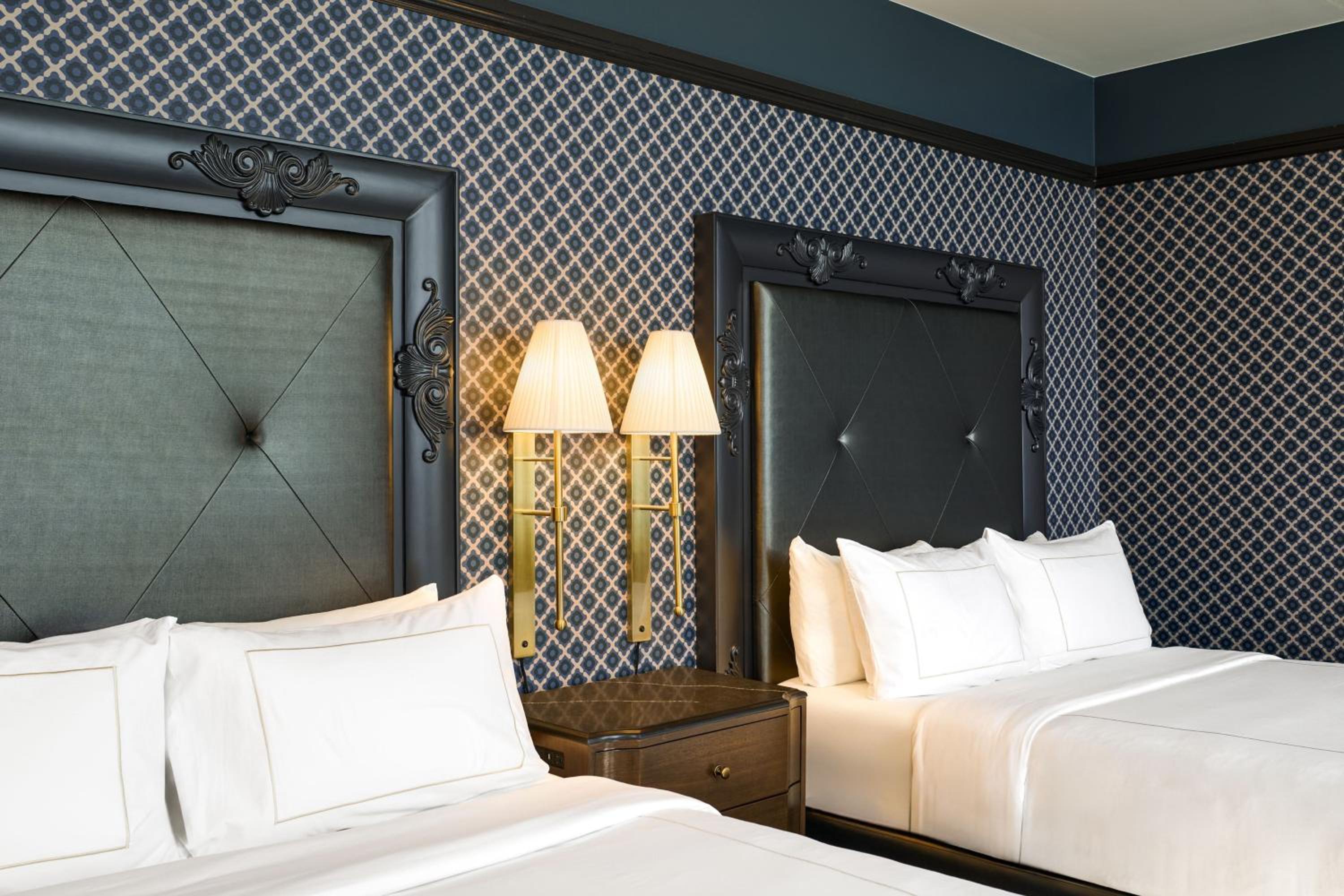 Queen Room with Two Queen Beds and Adapted Tub - Mobility Accessible