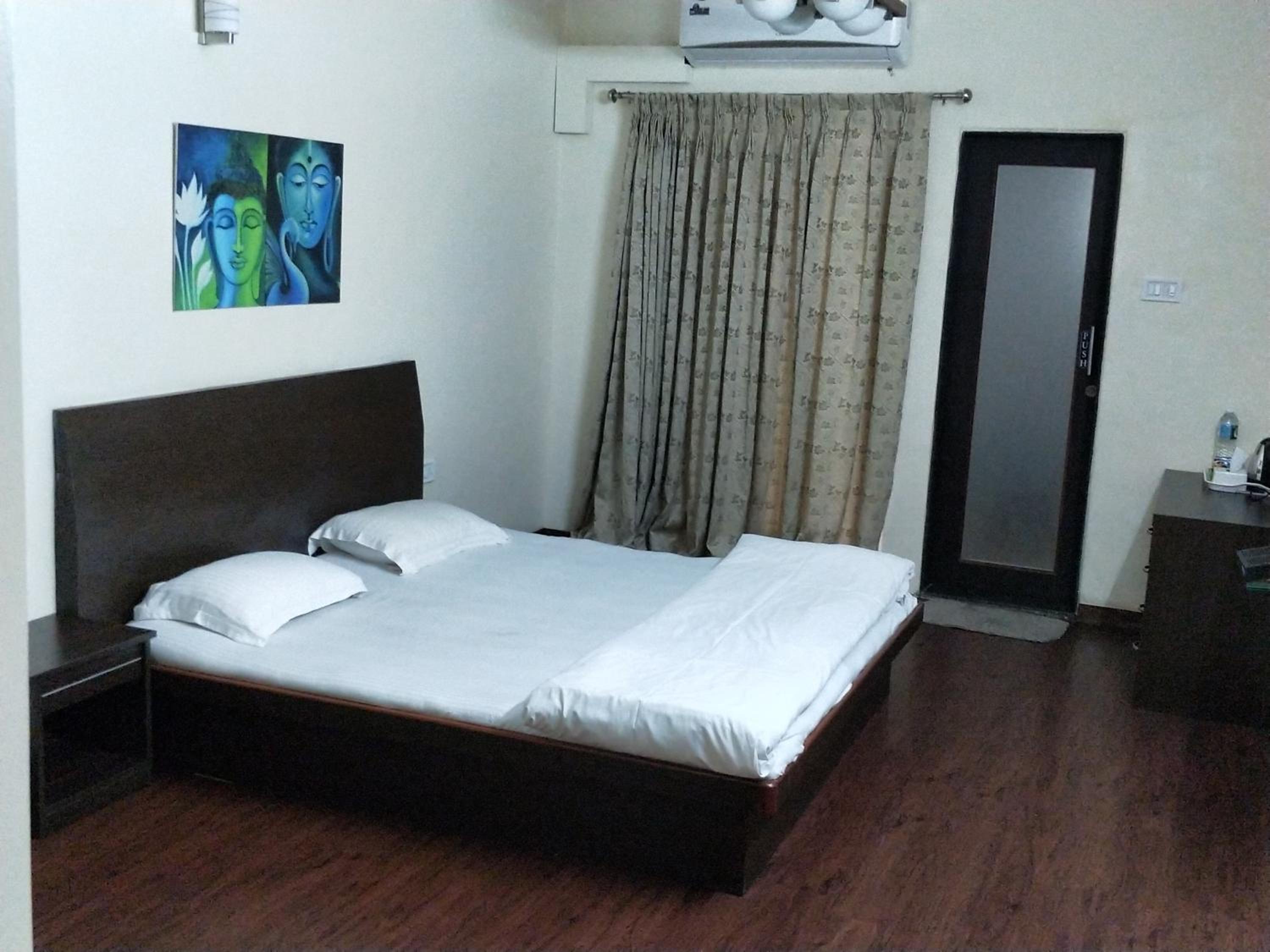Deluxe Double Room with Balcony - Photo 5