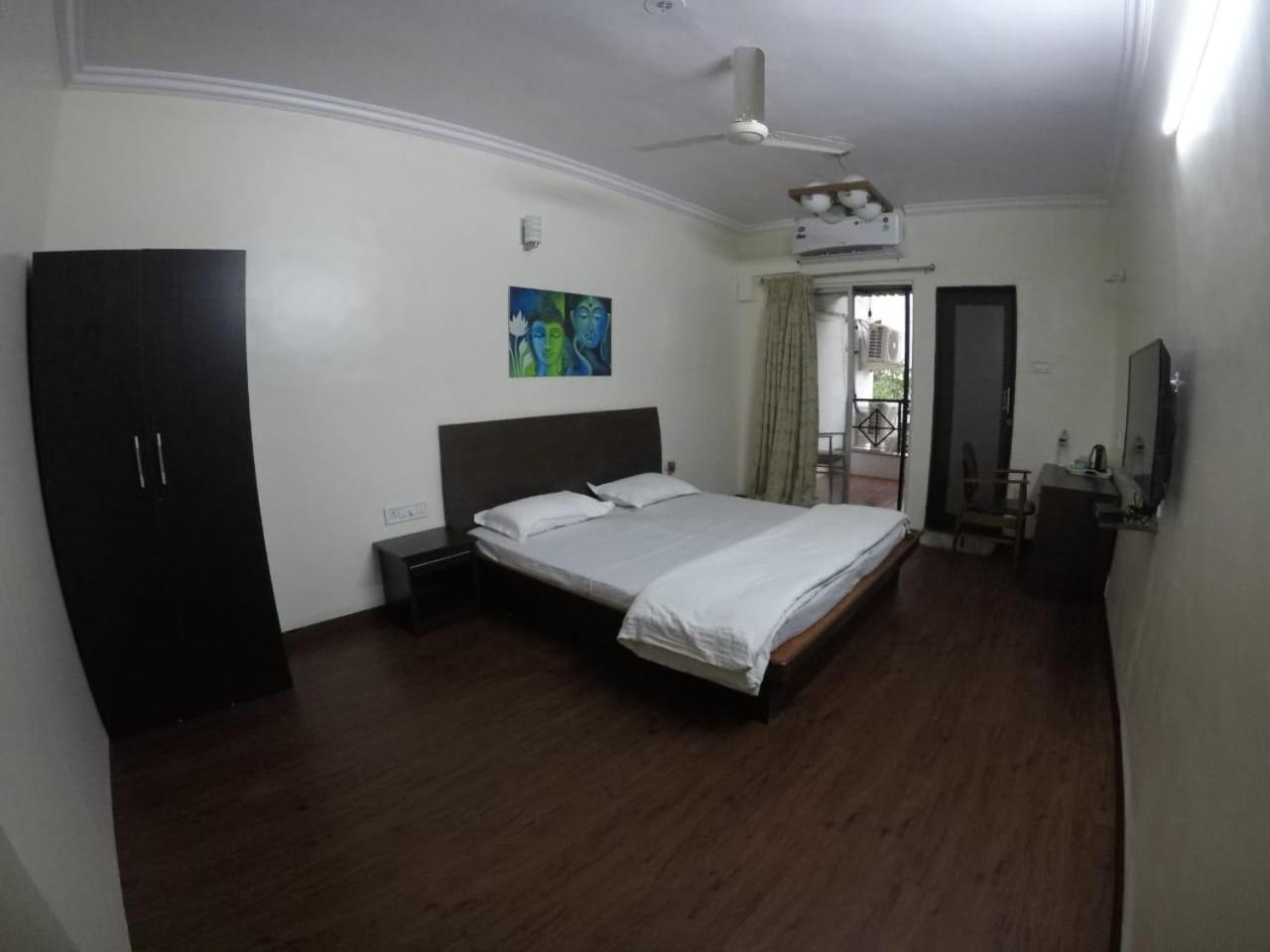 Deluxe Double Room with Balcony - Photo 12