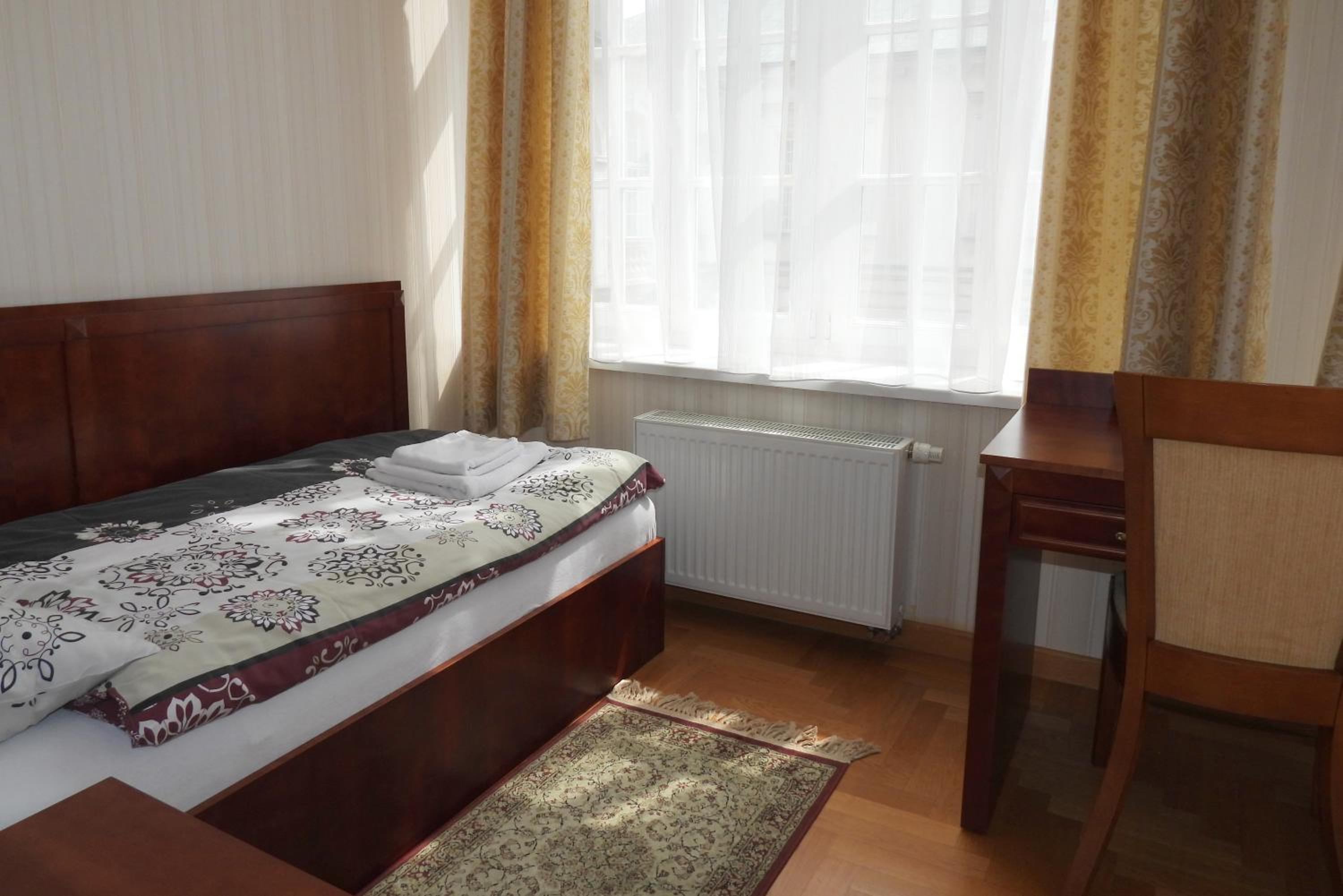 Single Room with Private Bathroom photo 2