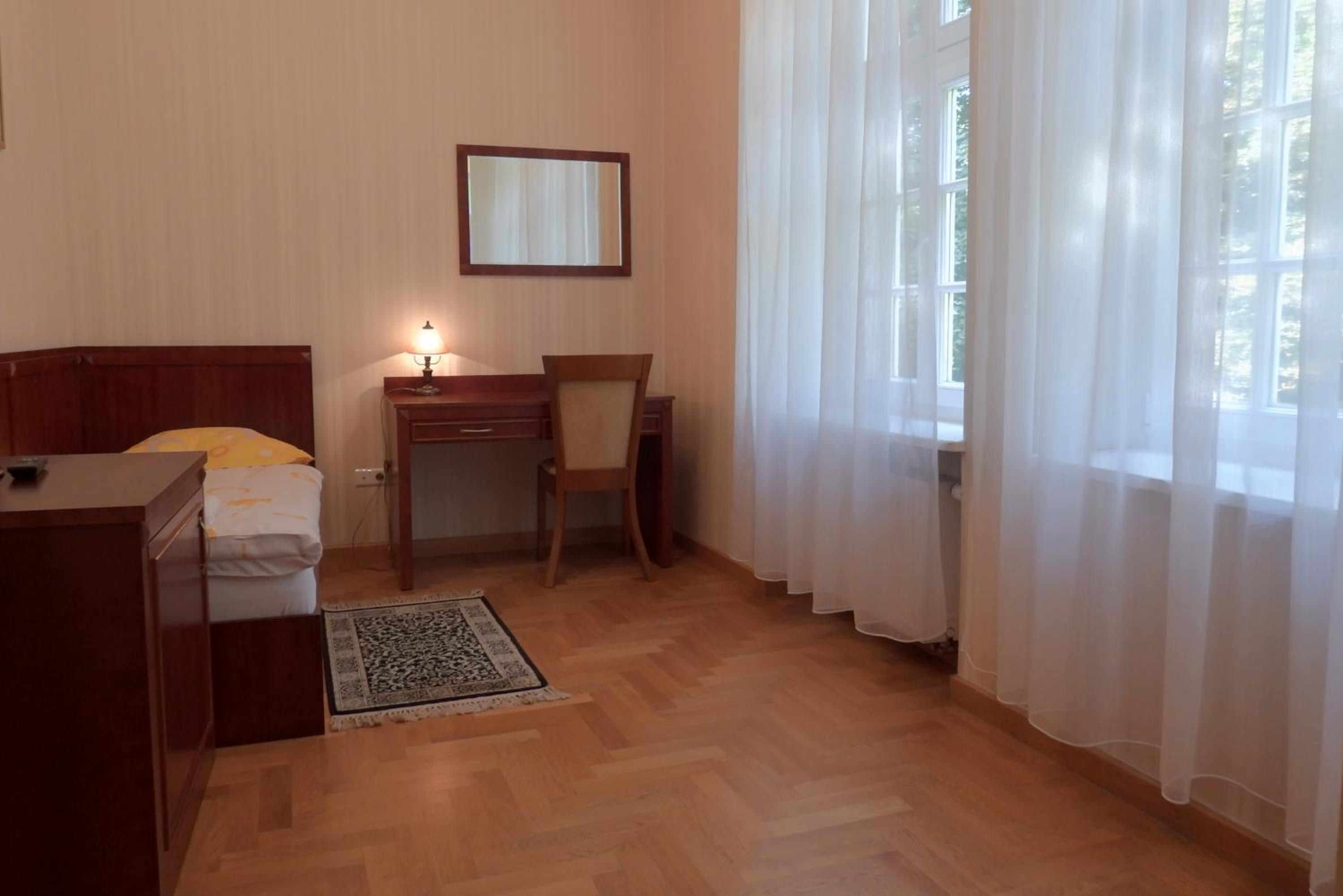 Single Room with Private Bathroom photo 3